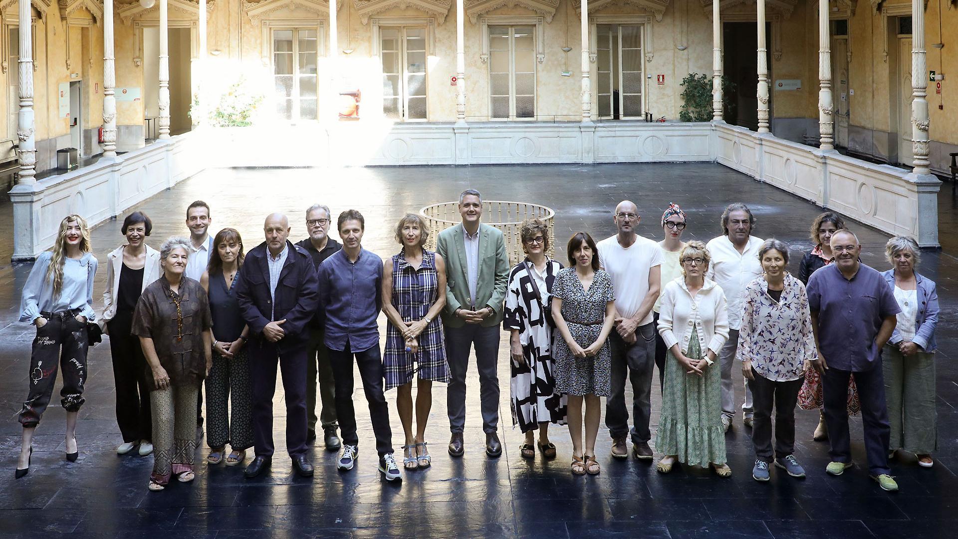 El director general de Cultura – Institución Príncipe de Viana, Ignacio Apezteguía, y el autor del libro, Toni Sasal, junto a varios artistas retratados en la obra