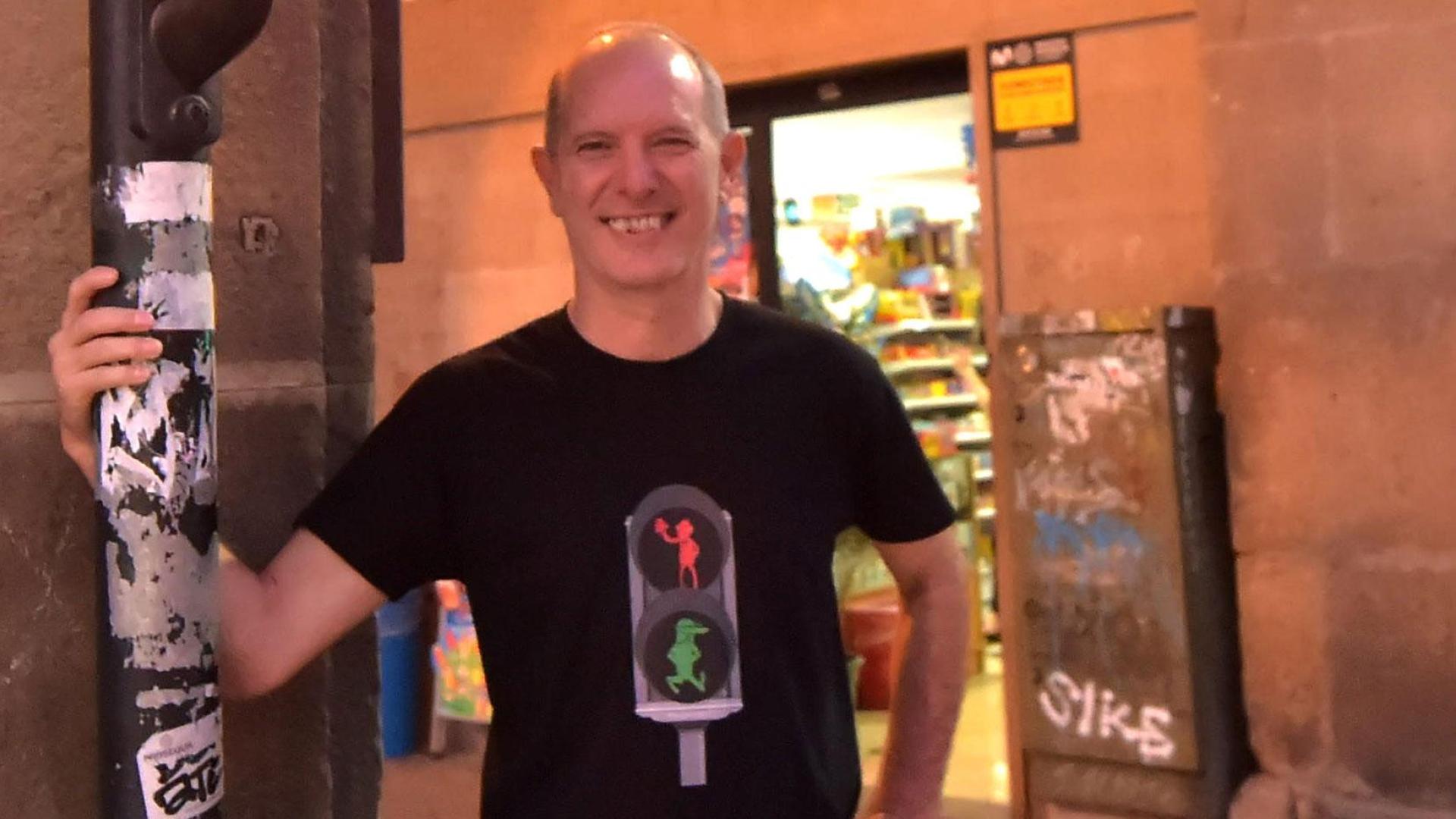 Javier Ibáñez en un semáforo de Tafalla con la camiseta que se ha diseñado con el semáforo de Mortadelo y Filemón.