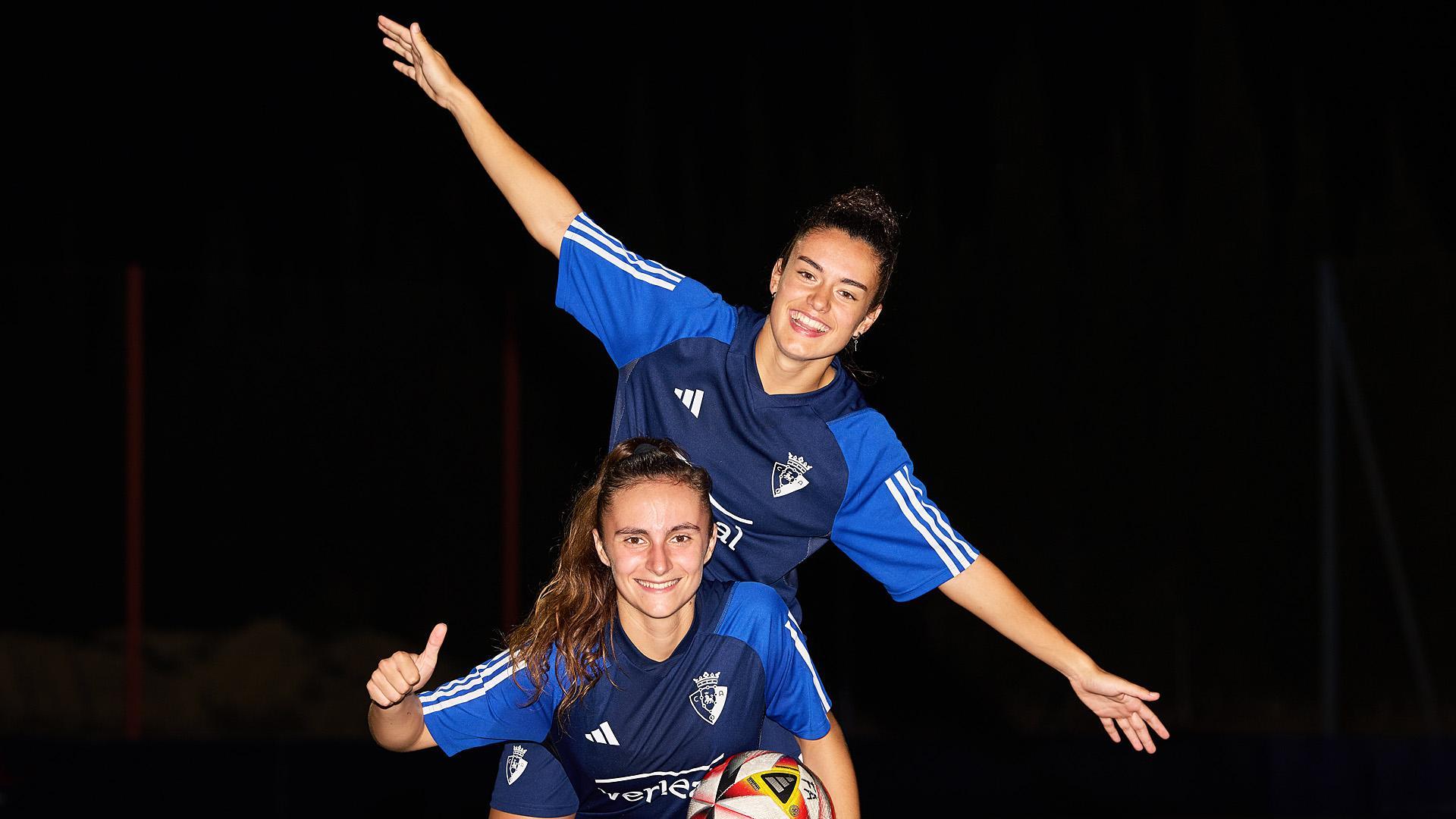 Ainhoa Guallar subida a las espaldas de Nahia Azpiazu tras finalizar el entrenamiento en Tajonar