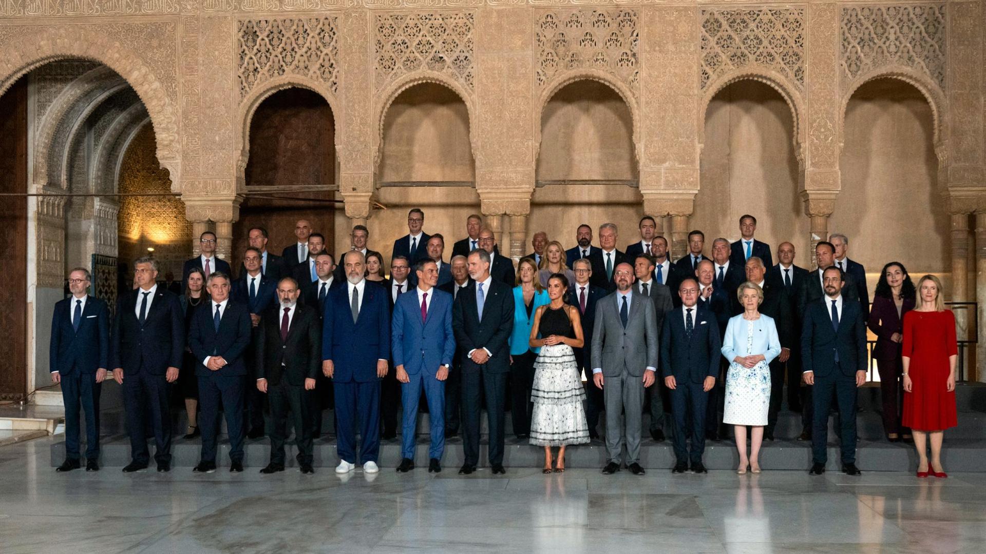 Los Reyes de España, Felipe (7d) y Letizia (6d), reciben a los mandatarios europeos en su visita al Patio de los Leones de la Alhambra dentro de la III Cumbre de la Comunidad Política Europea (CPE), este jueves en Granada