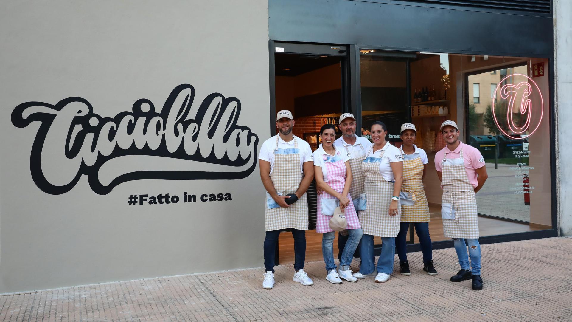 La plantilla de Cicciobella, en el nuevo local de pizzas en la calle María Domínguez de Nuevo Artica
