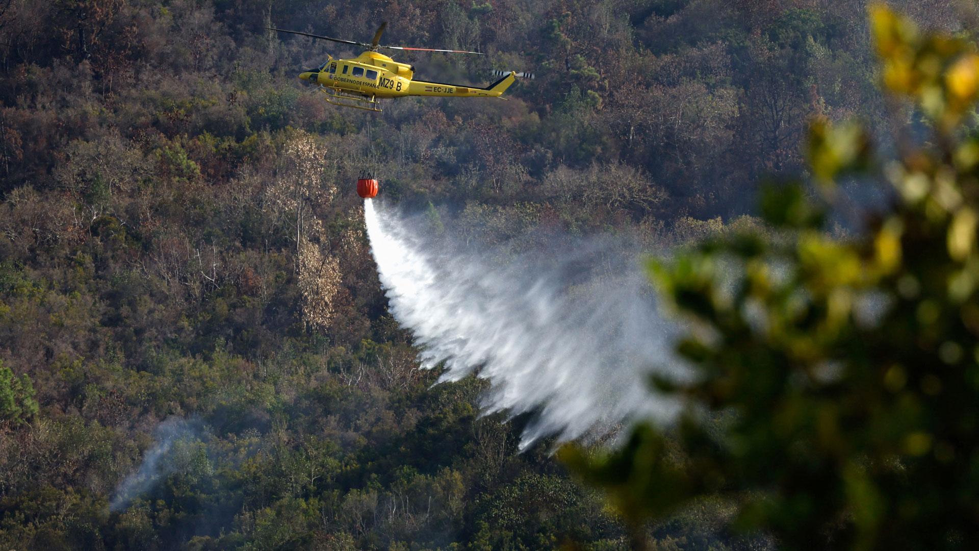 Un helicóptero vierte agua en Santa Úrsula, en la reactivación del incendio de Tenerife