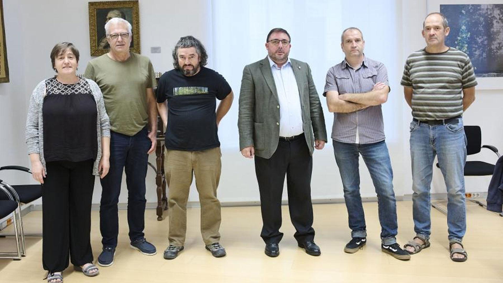 El presidente del Parlamento de Navarra, Unai Hualde, junto a los representantes de La Mesa del Pirineo