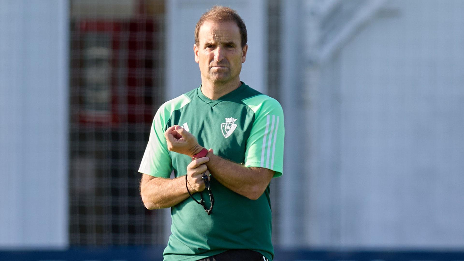 El entrenador de Osasuna, Jagoba Arrasate, durante el entrenamiento en Tajonar de este miércoles