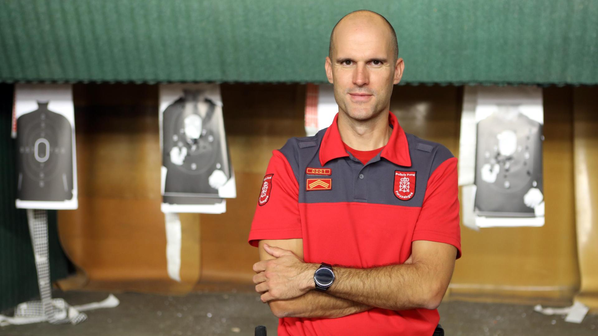 Iván Ortueta Izco, jefe de la Policía Foral, en la galería de tiro de la comisaría de Beloso