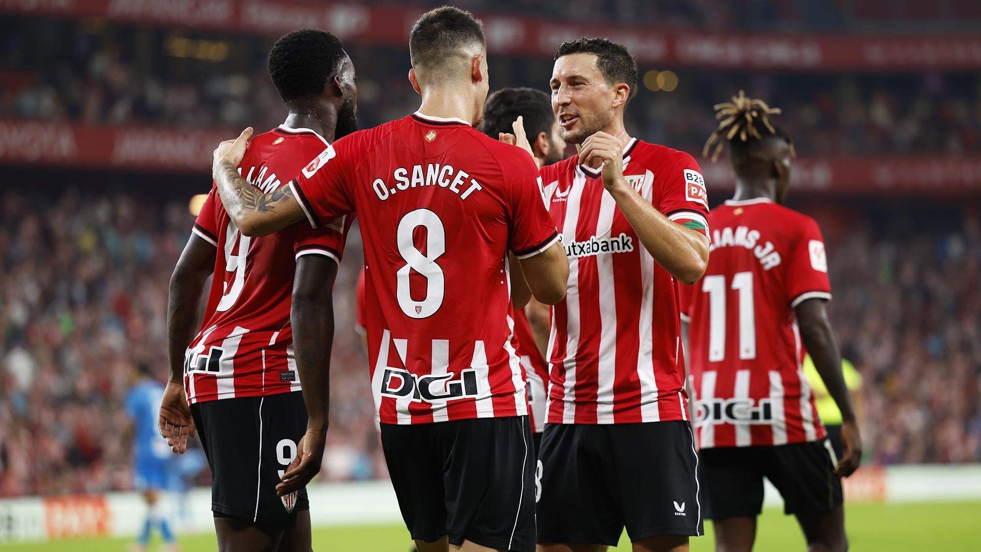 Los jugadores del Athletic celebran el tanto del navarro Oihan Sancet, que ponía el 3-0 en el marcador