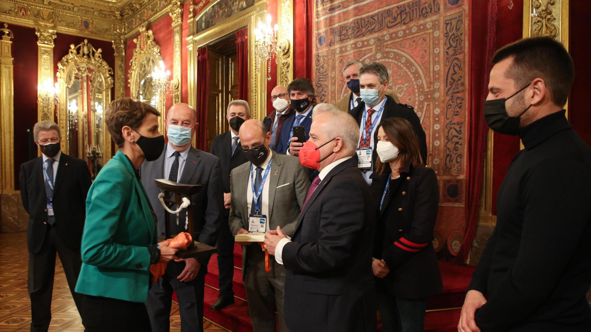 Intercambio de regalos, en una recepción de la presidenta del Gobierno en enero de 2022 con motivo de la celebración en Pamplona de un torneo internacional del kárate