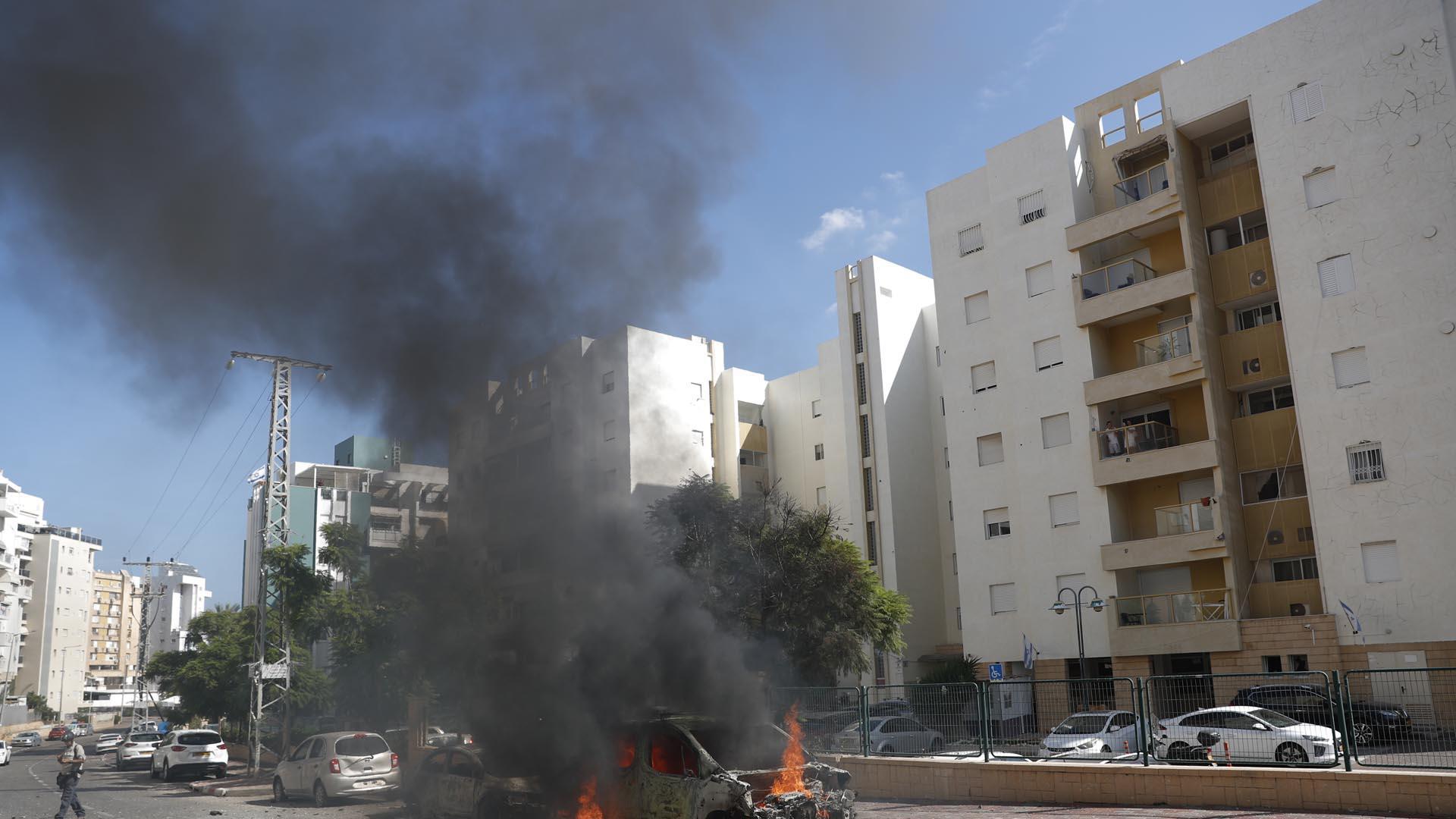 Un coche en llamas tras un ataque con cohetes desde la Franja de Gaza en Ashkelon, al sur de Israel.