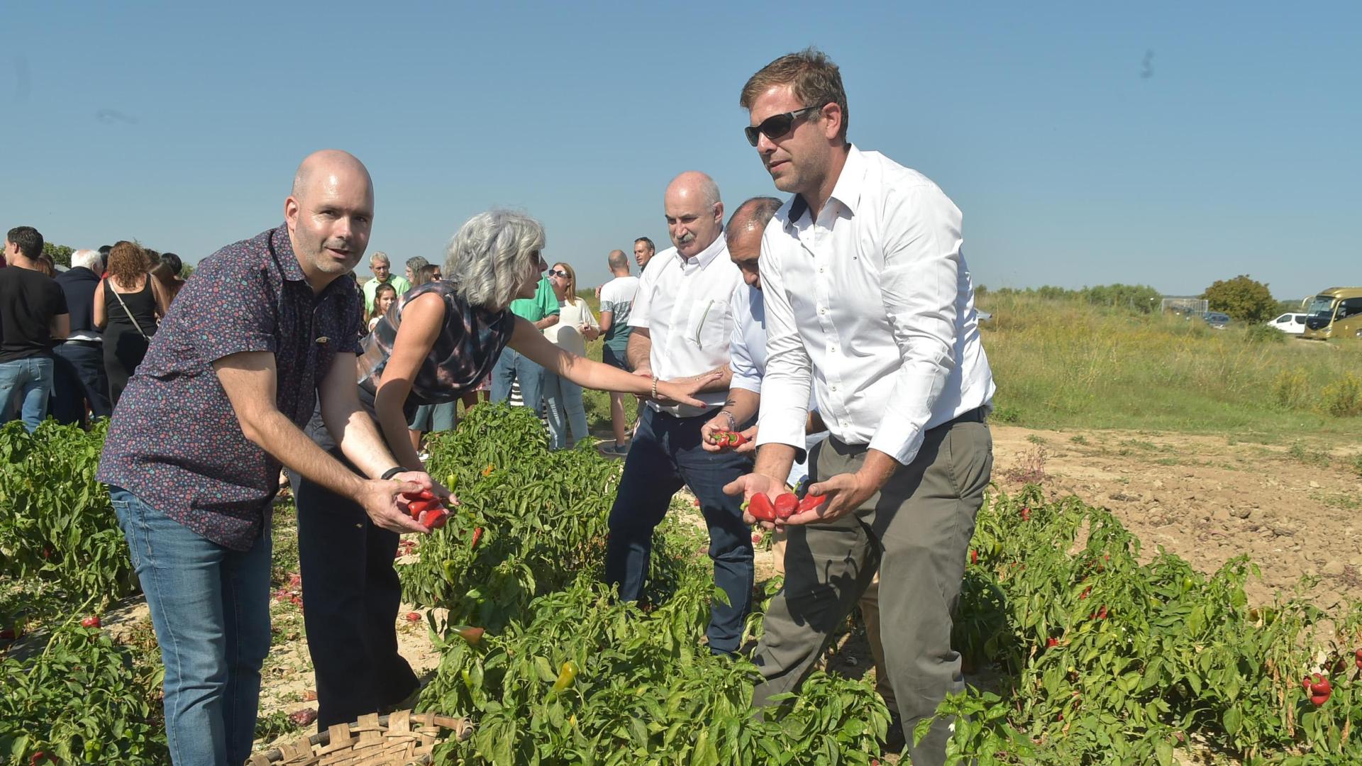 Rubén del Campo, con las autoridades que asistieron a la entrega en la finca de pimientos.