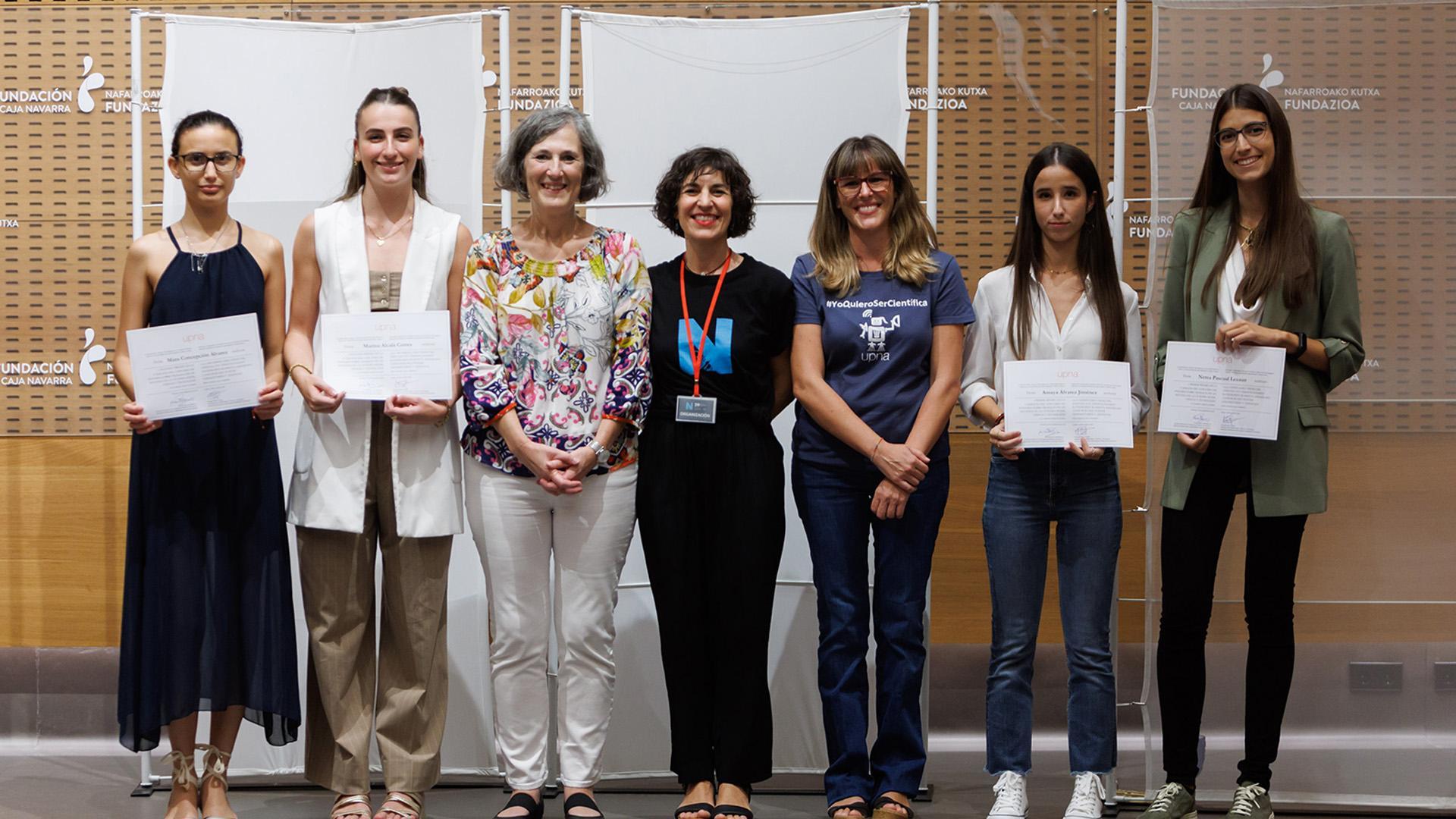De izquierda a derecha: Mara Concepción (2.ª máster), Marina Alcalá (2.ª grado), Ana Burusco, Gurutze Pérez Artieda, Amalia Ortiz, Amaya Álvarez (1.ª grado) y Nerea Pascual (1.ª máster)