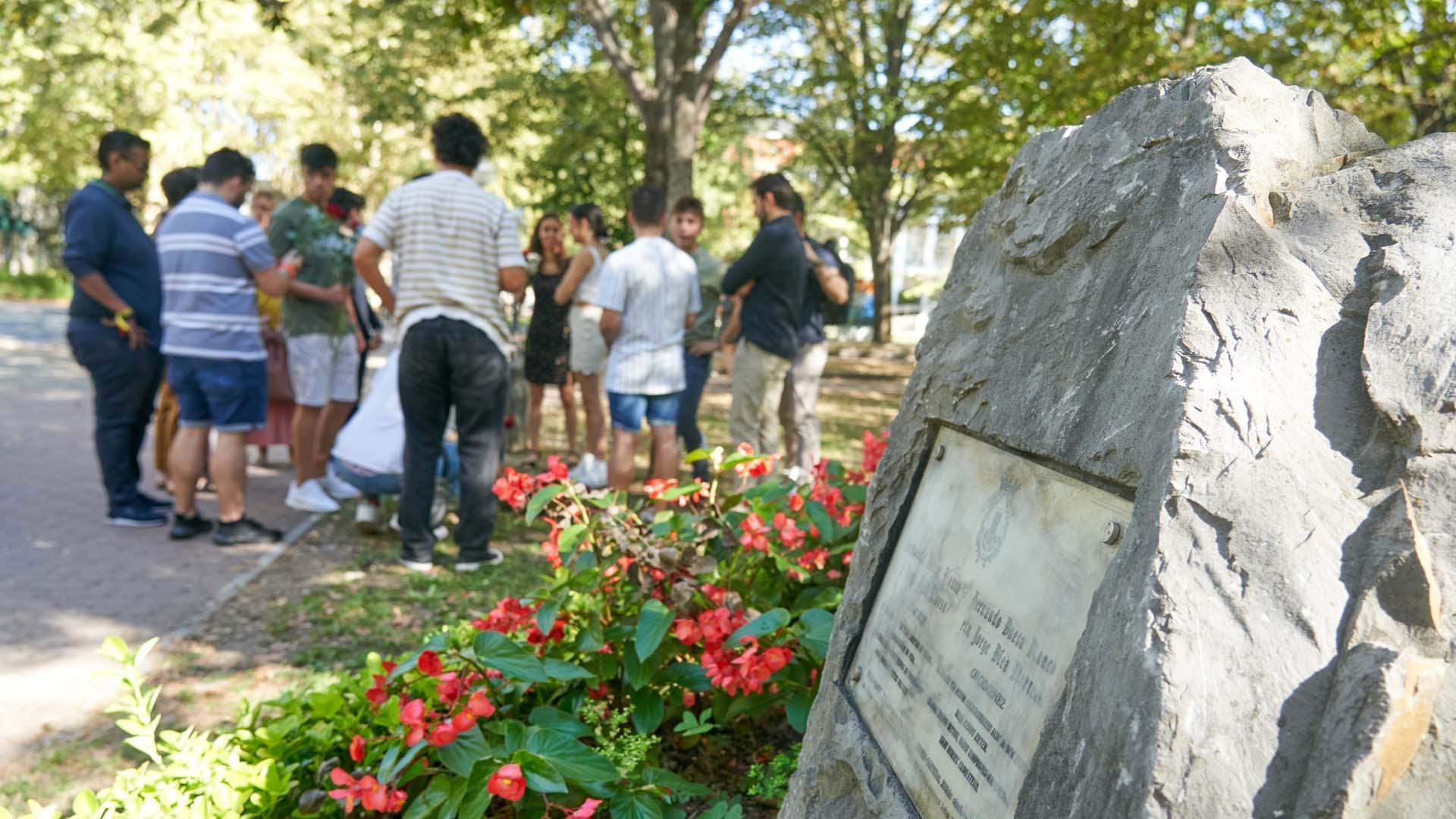 Las Juventudes Socialistas de Euskadi han organizado este domingo un acto de condena a los ataques en el monolito en memoria de Fernando Buesa y Jorge Díez