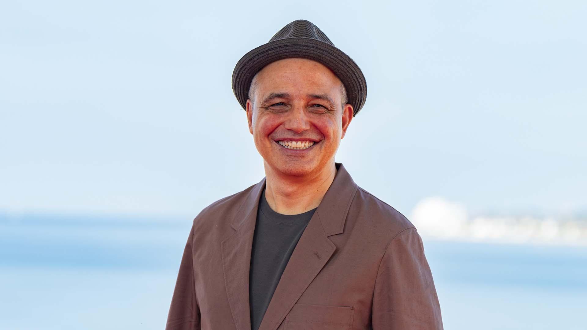 Pablo Berger posa para los fotógrafos en la presentación de 'Robot Dreams', en el festival de Sitges