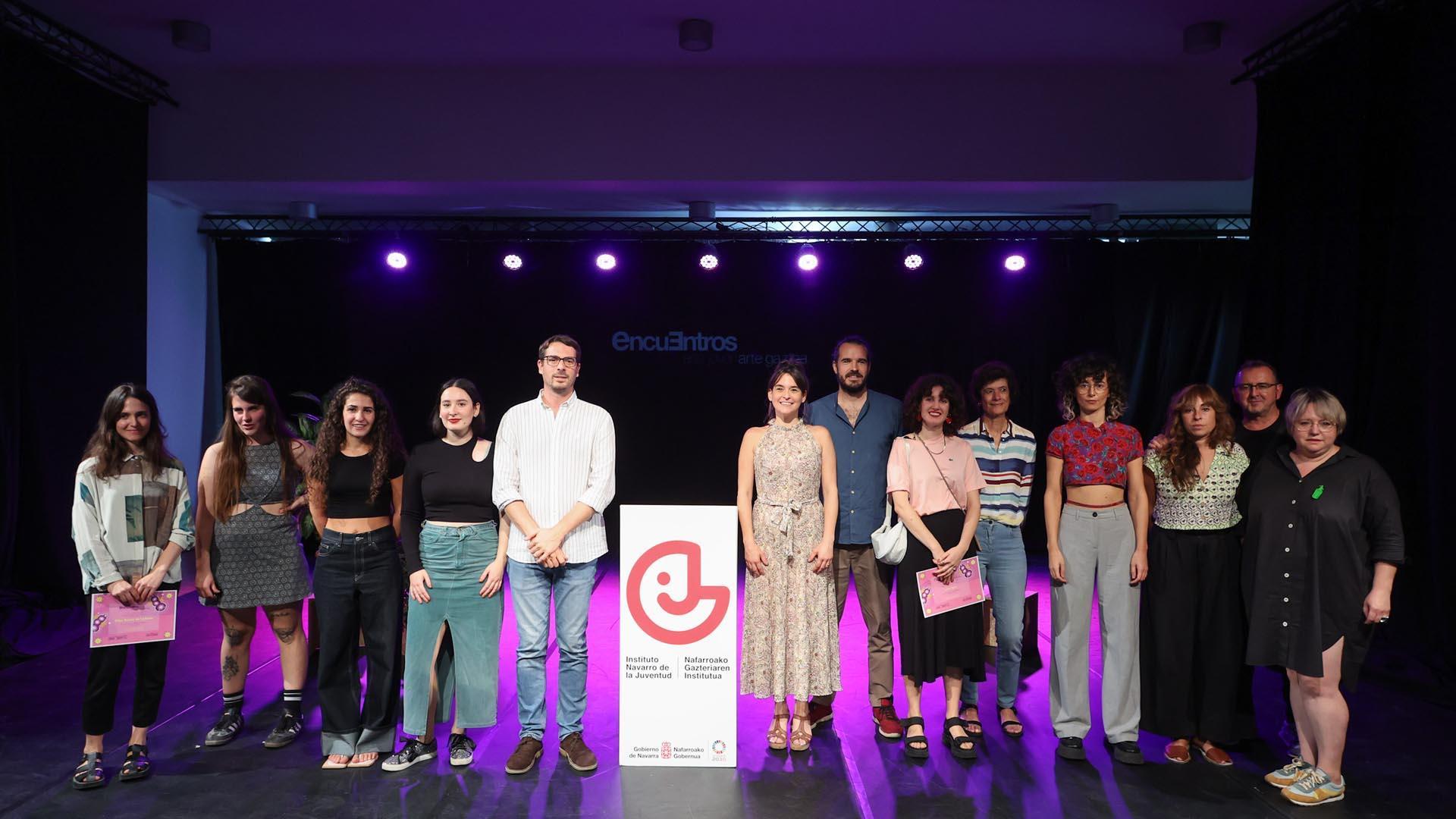 De izquierda a derecha: Pilar Bravo, Patricia Etxegaray, Anne Ganuza, Leire Arraiza, Carlos Amatriain, vicepresidenta Alfaro, Txema Burgaleta, Leire Ipas, madre de Clarissa Costagliola, Carlota Vidan, Aniana Alfaro (del INJ) y Oskia Ugarte (directora del Centro de Arte de Huarte)