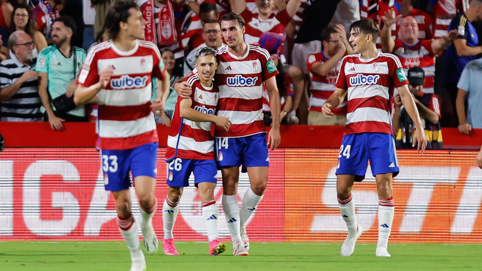 Los jugadores del Granada felicitan a Bryan Zaragoza tras uno de los goles que anotó contra el Barça