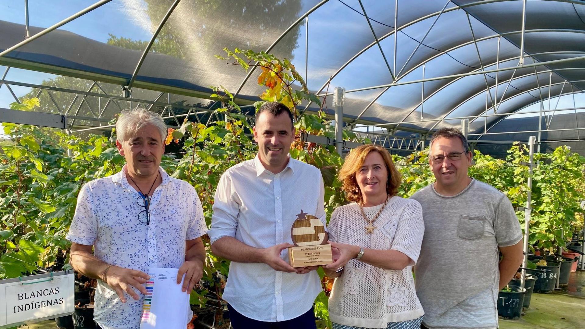 El director general Goñi (segundo por la izda), con el premio, junto a personal técnico de EVENA. De izda a dcha: Félix Cibriáin, Goñi, Ana Sagüés y Alfredo Rueda