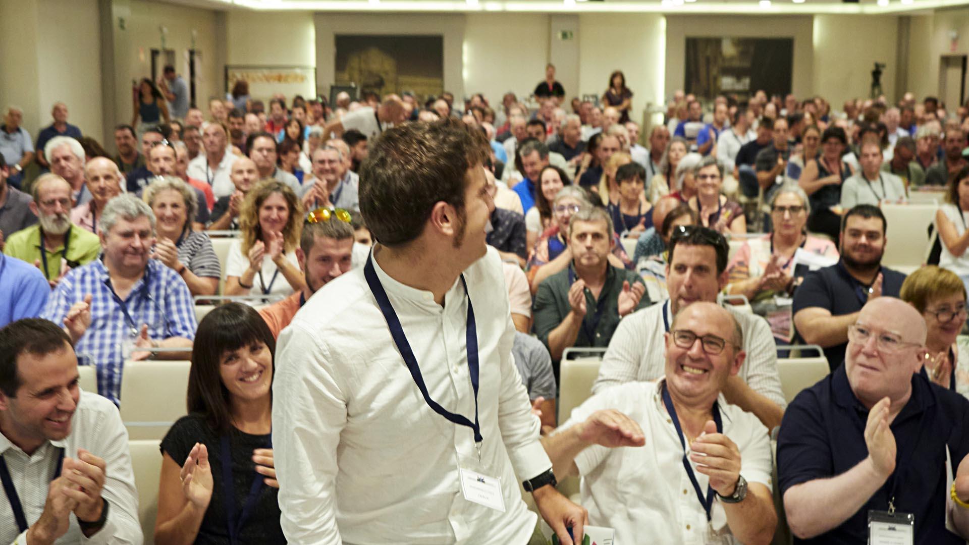 El nuevo presidente de la FNMC, Xabier Alcuaz (c), durante la Asamblea General Extraordinaria de la Federación de Municipios y Concejos, en el Hotel Iruña Park