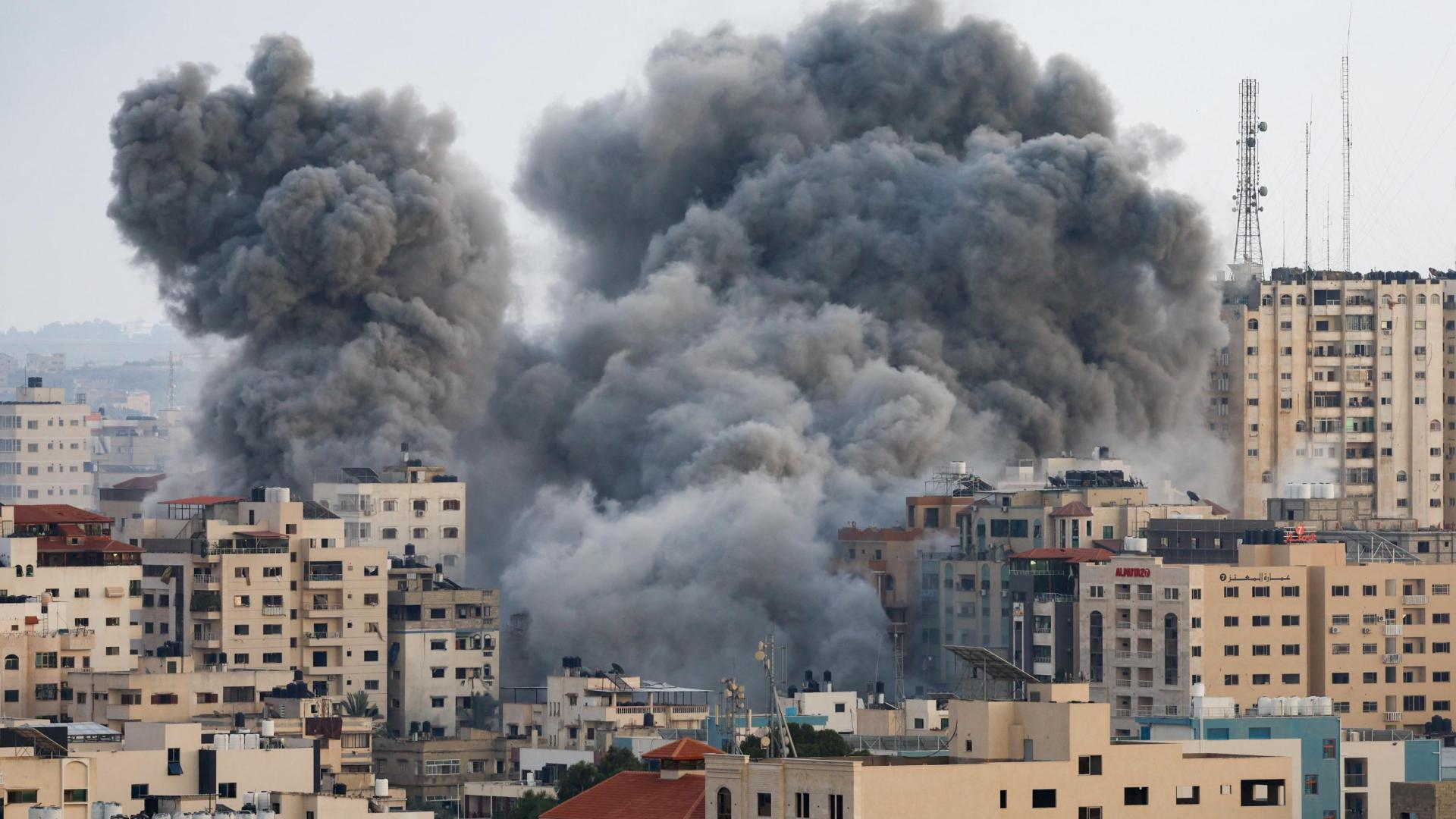 Uno de los bombardeos israelíes sobre la superpoblada Gaza deja enormes columnas de humo