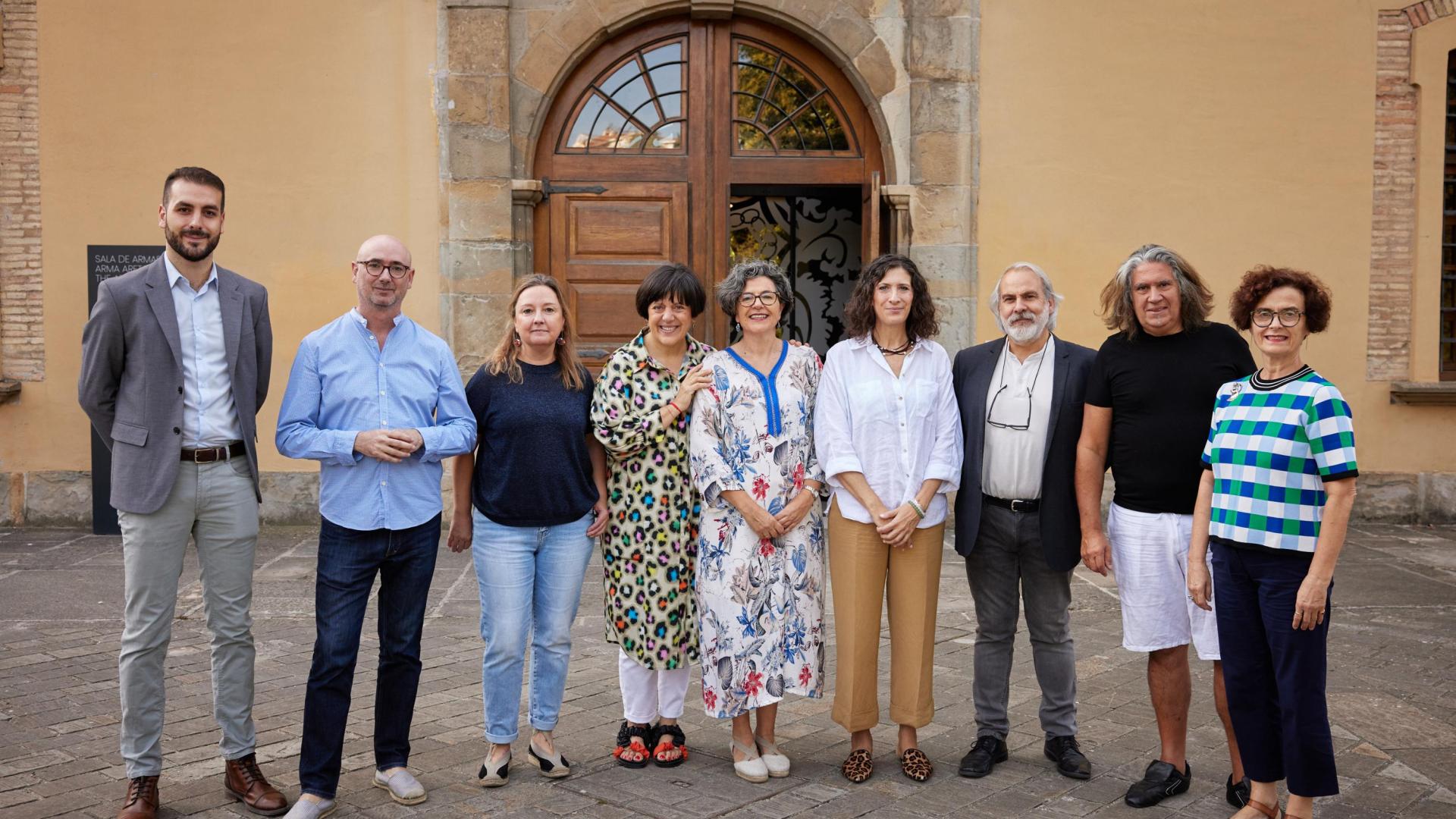 De izquierda a derecha: el compositor Guillermo Cobo, el percusionista Salva Tarazona, Aitziber Urtasun (Fundación Oteiza), María Azcona y Eva Ruiz (IES Plaza de la Cruz), Teresa Lasheras (MUN), el escultor Carlos Ciriza, Pablo Ramos (Colectivo E7.2) y Mercedes Jover (Museo de Navarra)