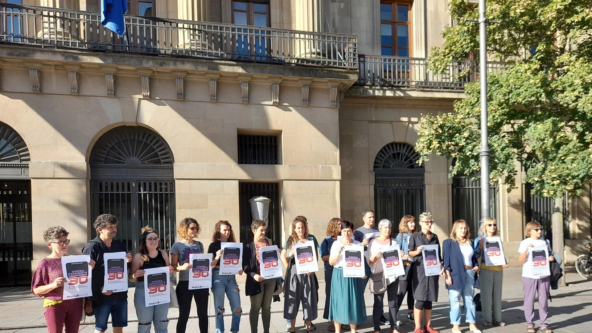 Representantes del movimiento feminista y de los sindicatos ELA, LAB, Steilas, ESK, EHNE, Etxalde y CGT, antes de registrar la convocatoria de huelga