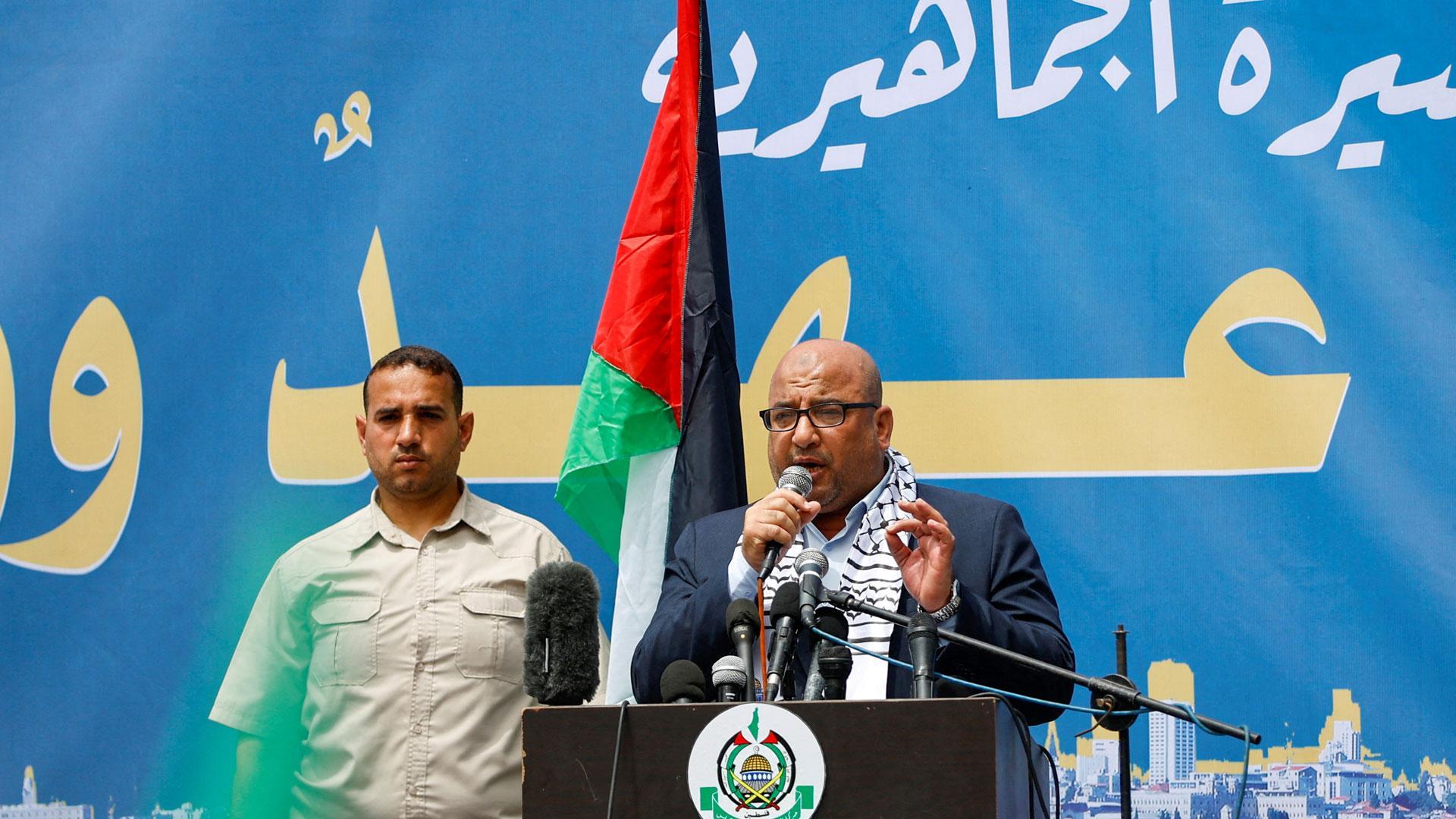 Zakaria Abu Maamar, miembro de Hamas, se dirige a los partidarios palestinos en una manifestación anterior contra las visitas de grupos de derecha israelíes a la mezquita de Al-Aqsa, en Khan Younis, en el sur de Gaza