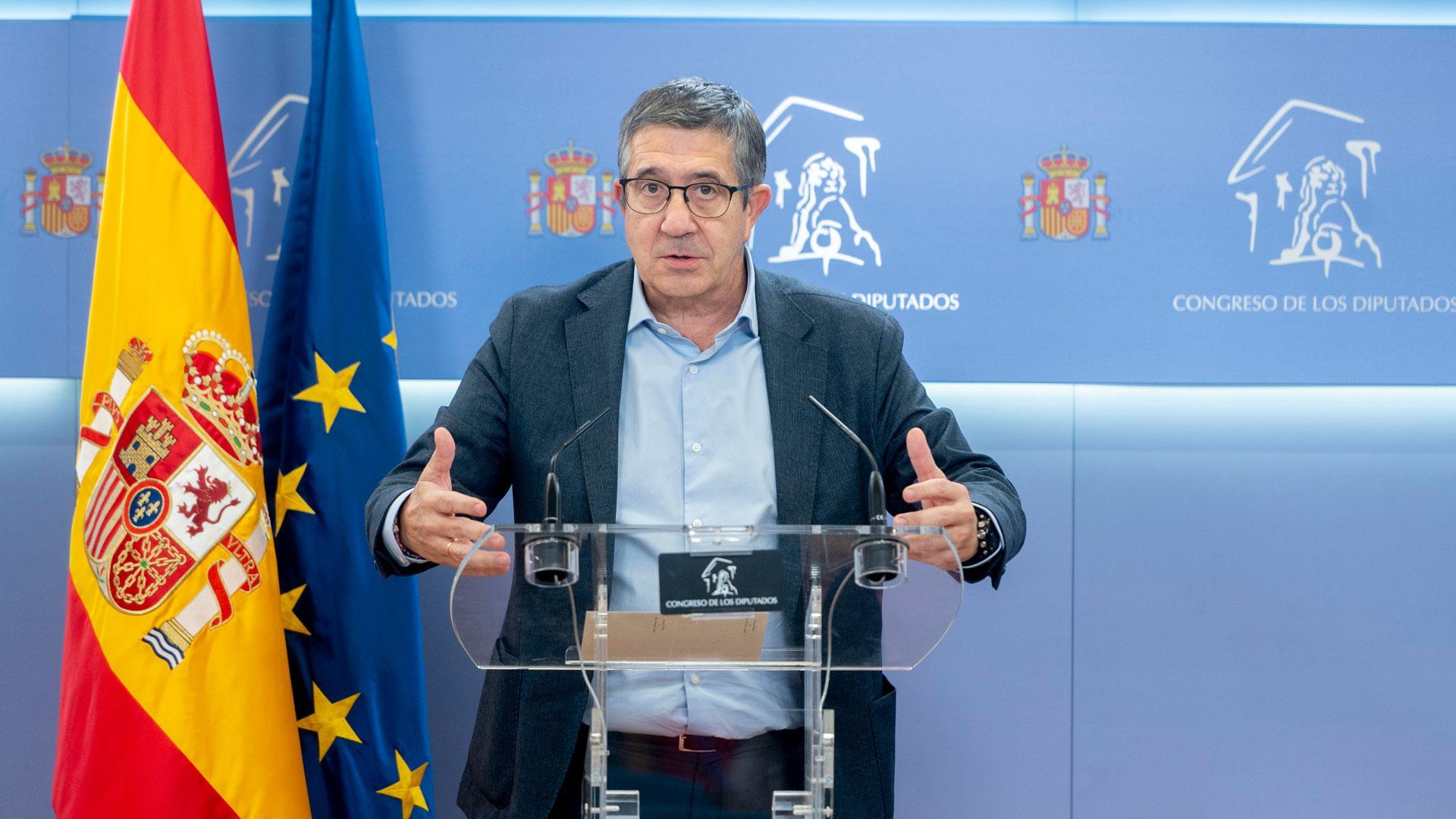 El portavoz del PSOE en el Congreso, Patxi López, ofrece una rueda de prensa tras las reuniones del presidente del Gobierno en funciones con el Bloque Nacionalista Galego (BNG) y con el Partido Nacionalista Vasco (PNV)
