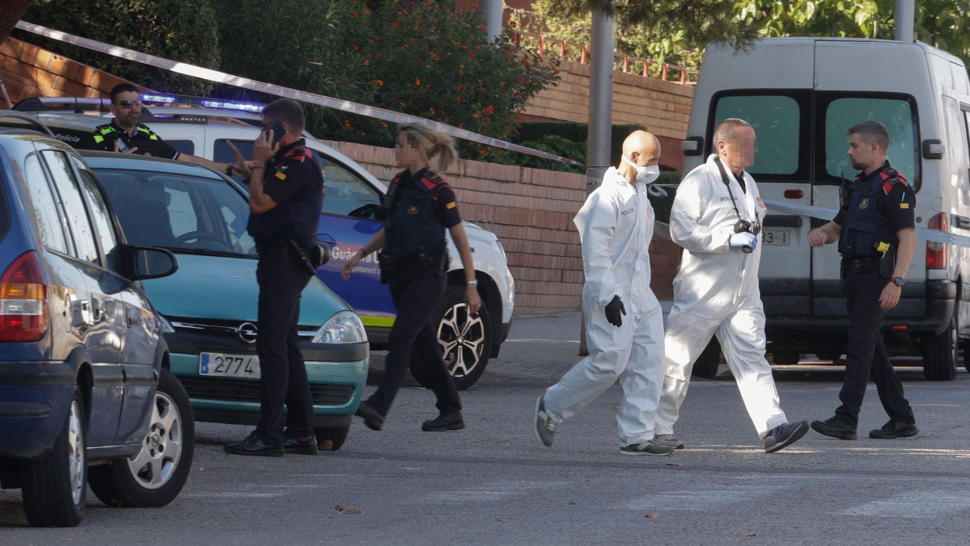 Agentes de los Mossos d'Esquadra y de la policía científica realizan su trabajo en las inmediaciones donde una persona ha fallecido y dos han resultado heridas en un tiroteo en la comisaría de Campclar, en Tarragona