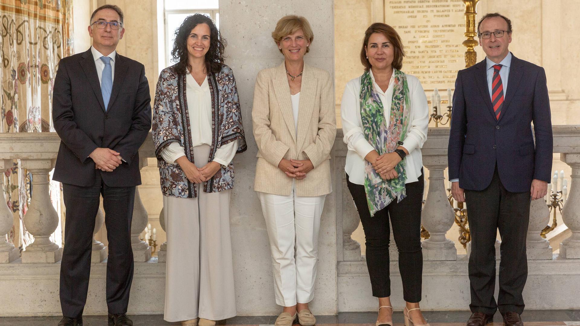 De izquierda a derecha, Secundino Fernández, Paloma Grau, la rectora María Iraburu, la directora de la ANECA, Pilar Paneque, y Pablo Sánchez-Ostiz