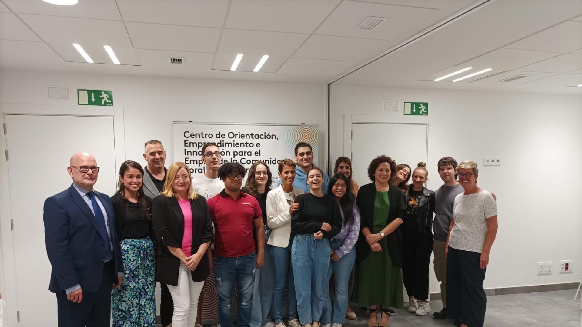 La presidenta María Chivite, en el nuevo Centro de Orientación para el Empleo de Tudela, junto a los participantes en la Lanzadera Joven de Tudela