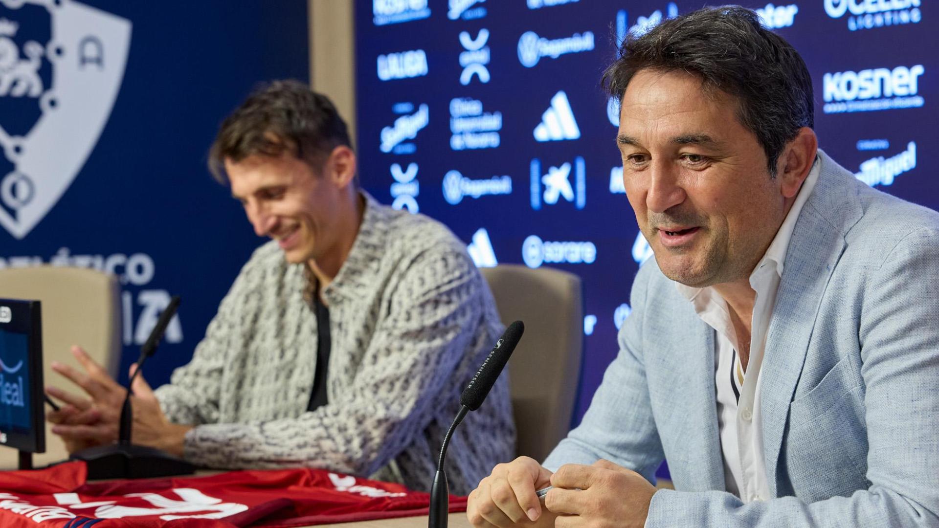 El director deportivo de Osasuna, Braulio Vázquez, junto a Budimir