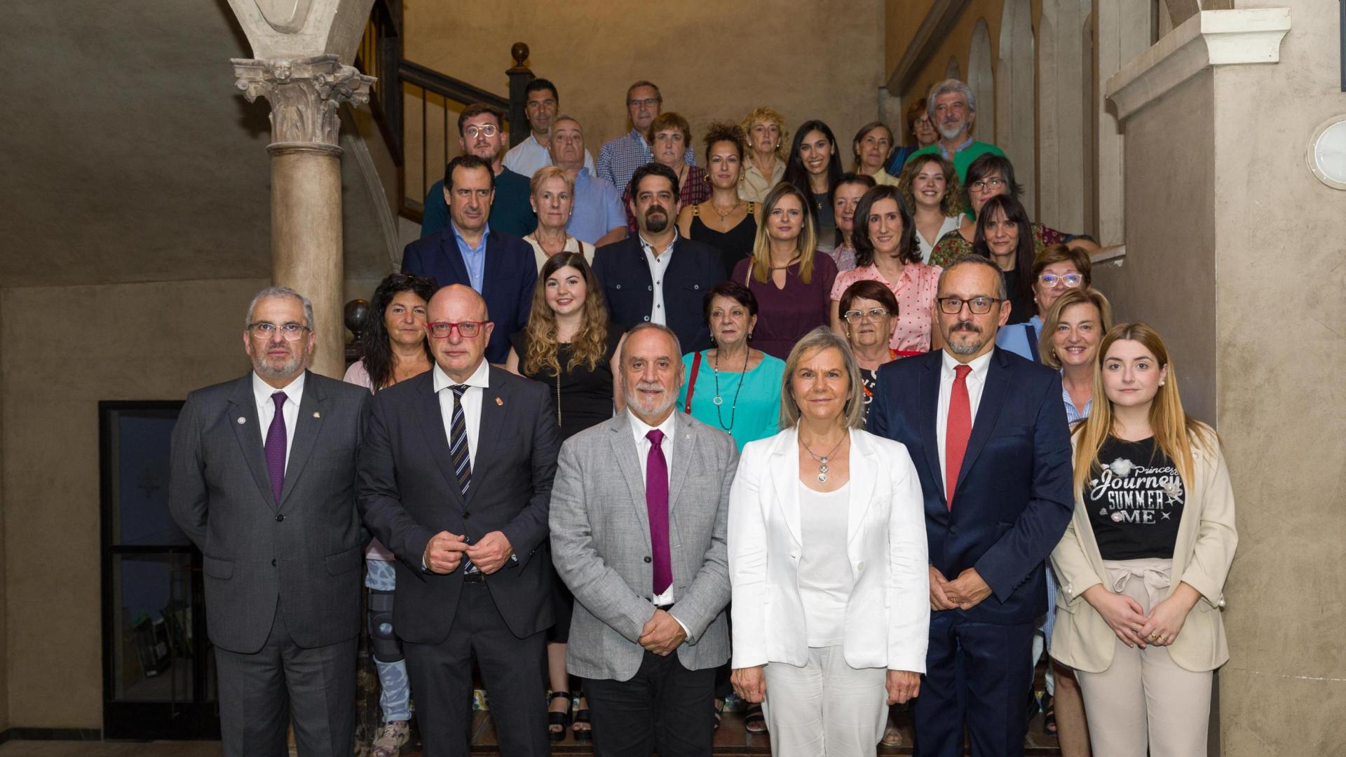 Autoridades y alumnos reconocidos durante la ceremonia celebrada este martes en la UNED de Tudela, juntos tras el acto de apertura del curso académico