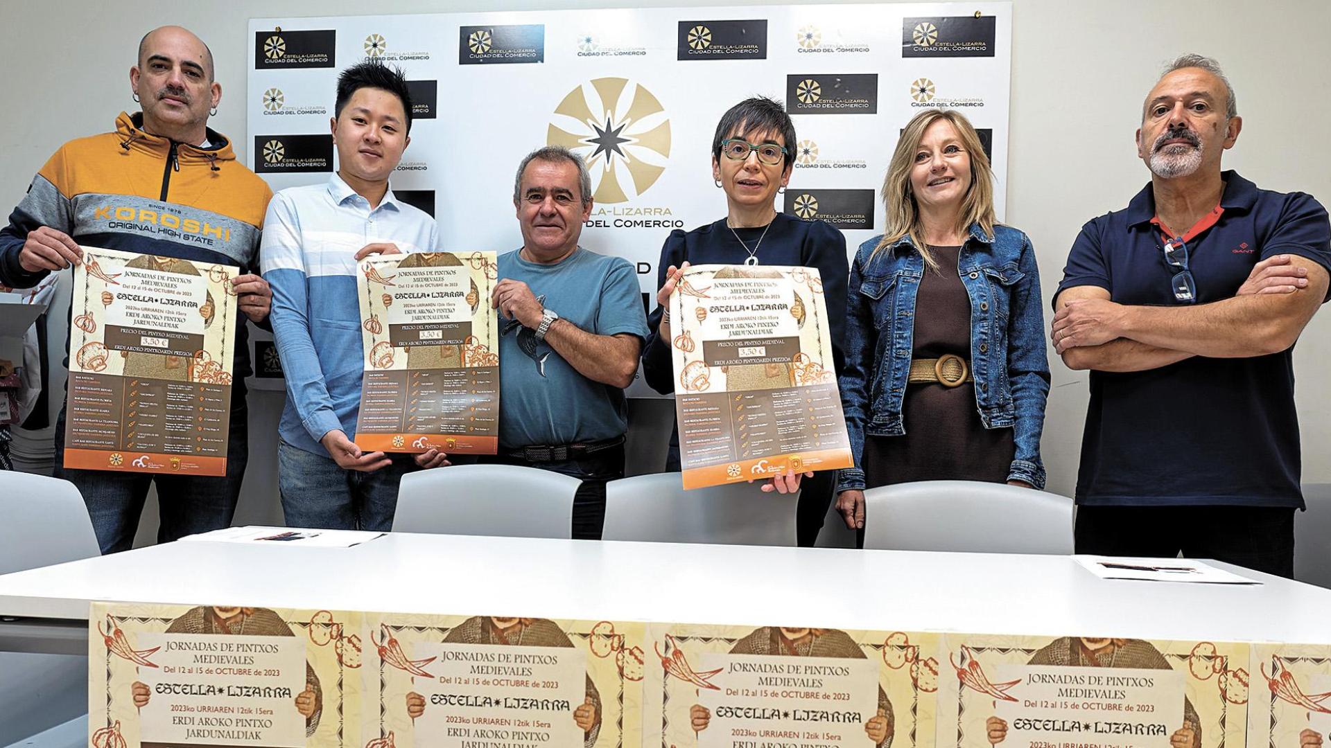 Desde la izda., Iban Garín, del restaurante BiEnara; David Zhu, del restaurante Monjardín; el presidente de la Asociación de Comerciantes, José Flamarique; la gerente, Loreto San Martín; la concejala Cristina Pérez; y Jesús Astarriaga, hostelero y vicepresidente de la asociación