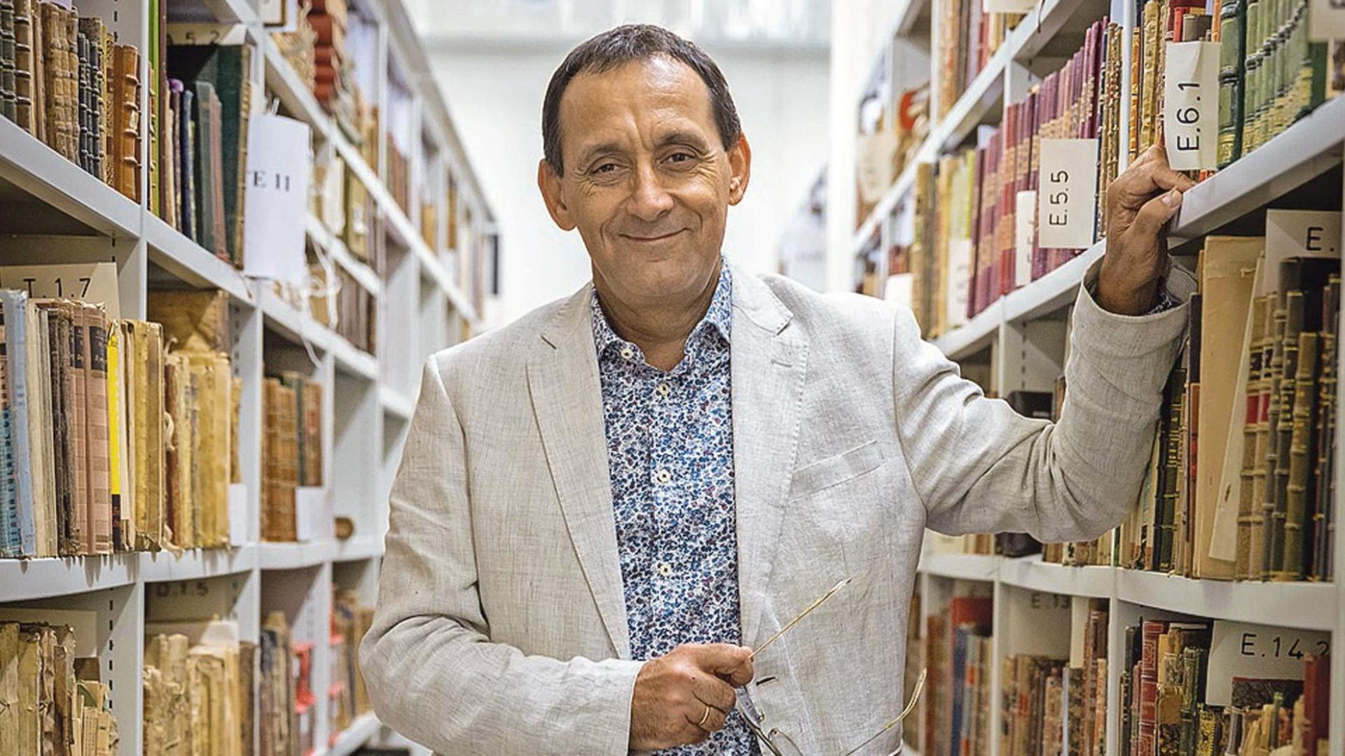 Javier Velaza, este martes, en los depósitos de la Biblioteca de Navarra