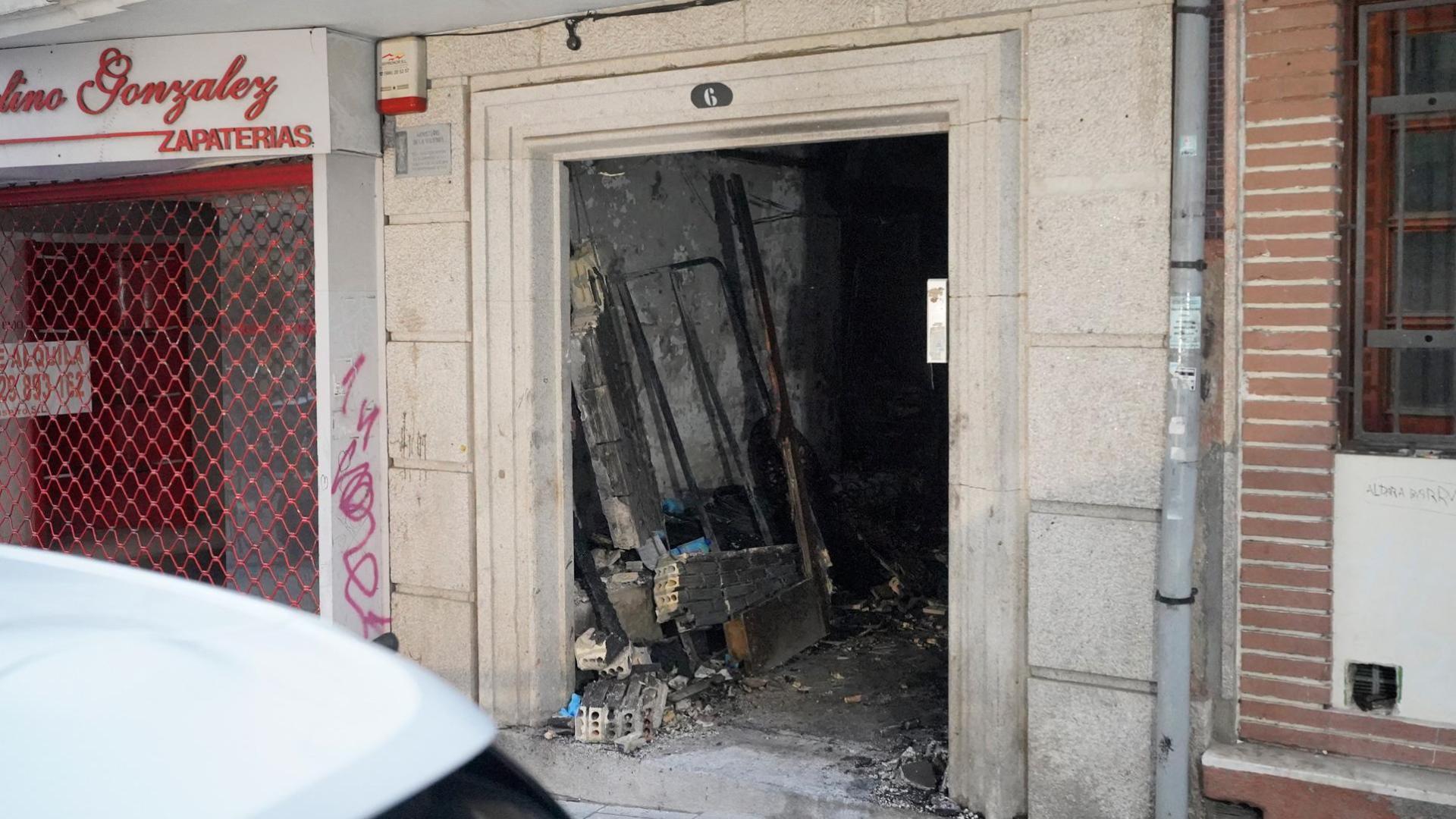 El portal del edificio donde se ha producido el fuego, en la calle Alfonso X el Sabio de Vigo
