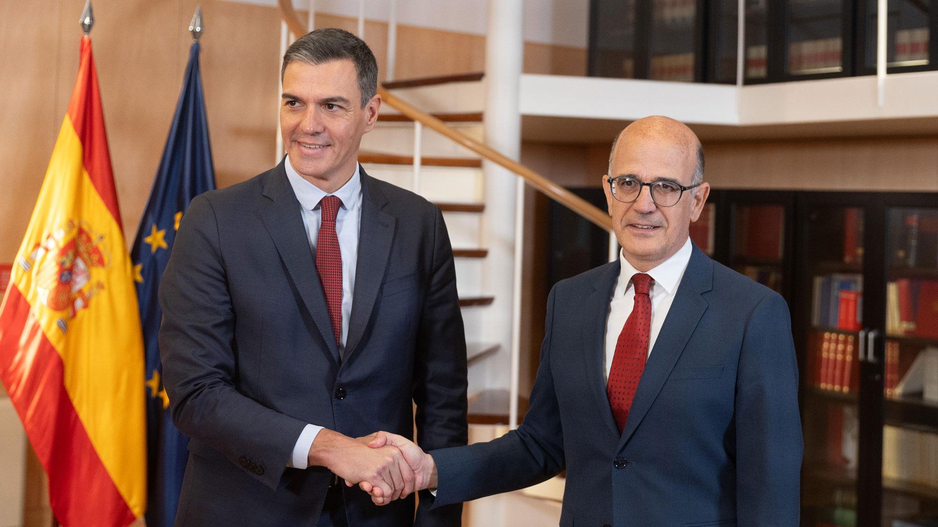 El presidente del Gobierno en funciones, Pedro Sánchez (i), recibe al portavoz de UPN, Alberto Catalán (d), durante su ronda de contactos, a 11 de octubre de 2023, en Madrid