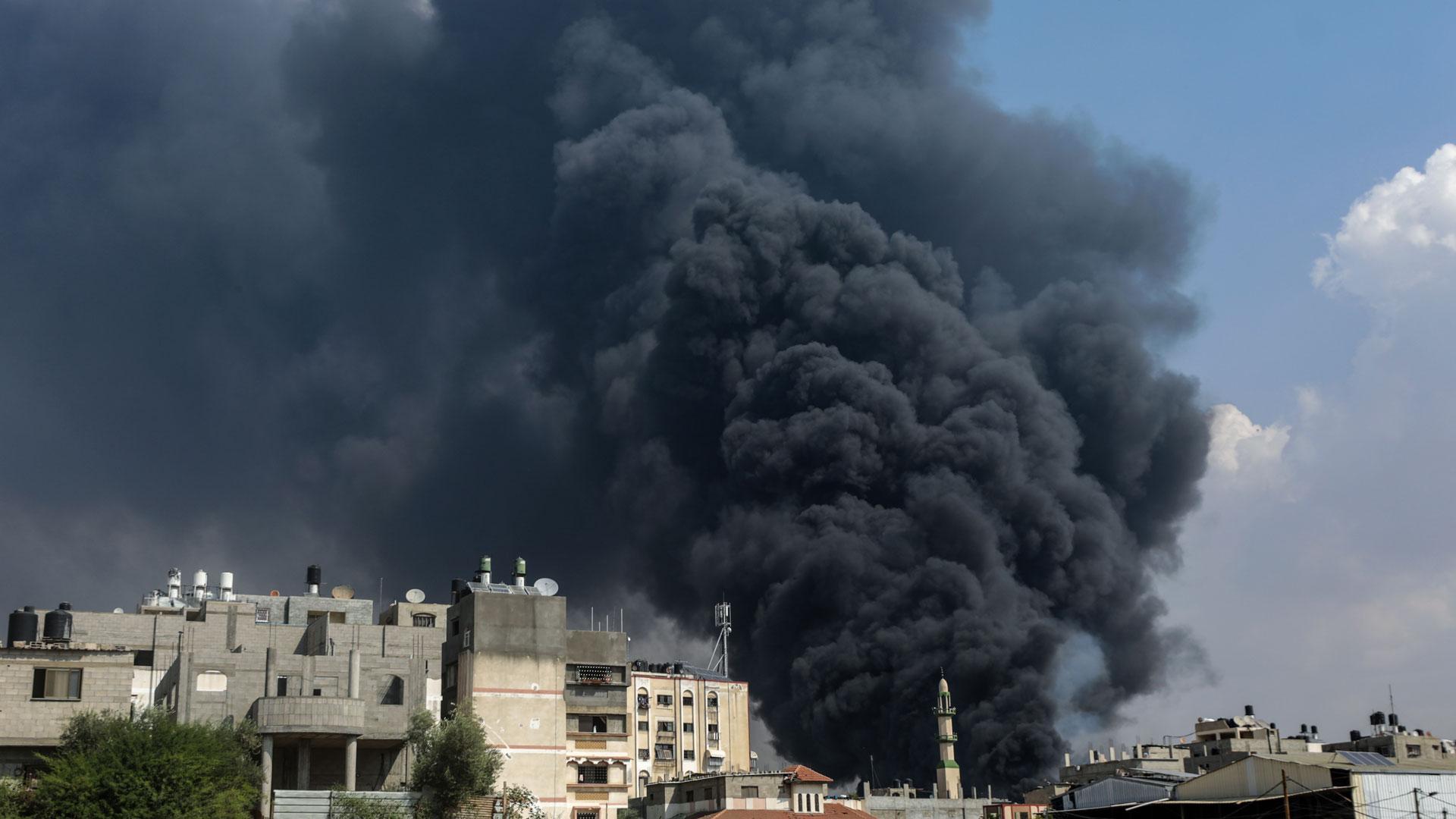 Una humareda negra se eleva tras un ataque aéreo israelí contra el barrio de Al-Tufah, ciudad de Gaza