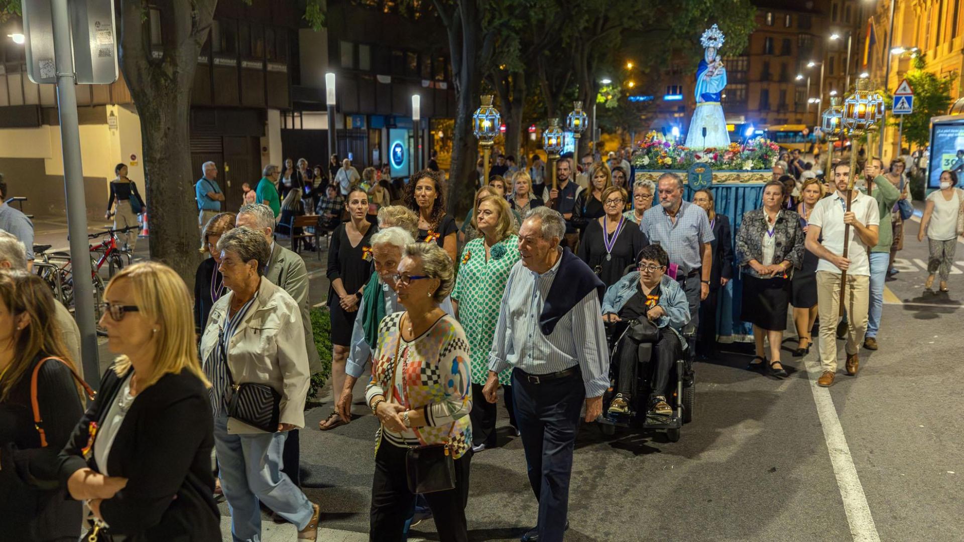 La procesión recorrió el Paseo de Sarasate y llegó hasta el monumento a la Inmaculada en el Rincón de la Aduana, para regresar a través de la calle Nueva y San Miguel