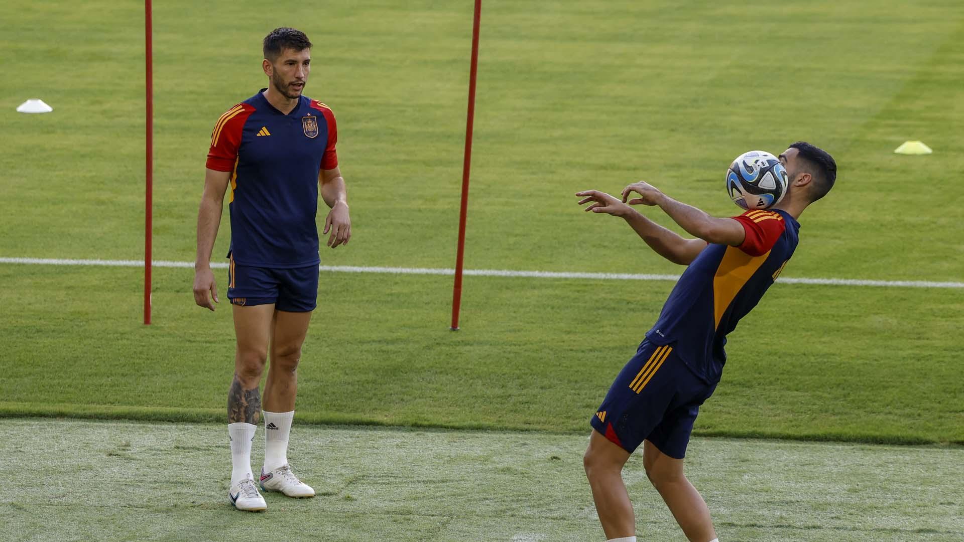 Los navarros David García y Mikel Merino, durante el entrenamiento de la selección de este miércoles