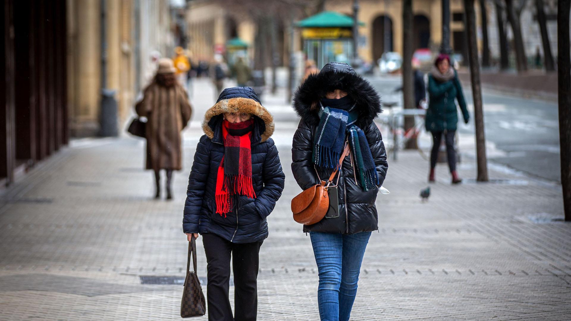 Dos personas caminan abrigadas en Pamplona el pasado mes de febrero