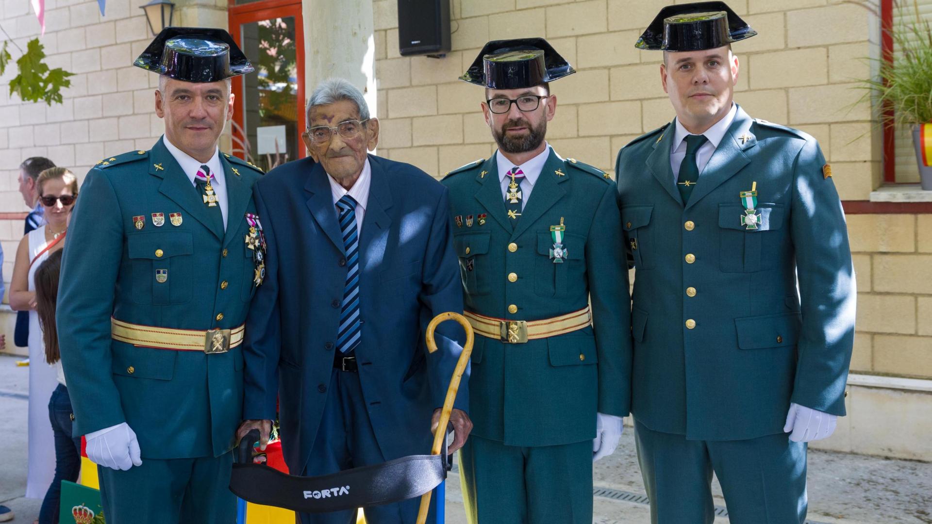 De izda. a dcha.: Fernando Carrillo, nuevo capitán jefe de la Guardia Civil de Tudela, junto al ex miembro del cuerpo homenajeado ayer, Víctor Rodrigo, y a los agentes condecorados Alberto Bravo y Sergio Recio