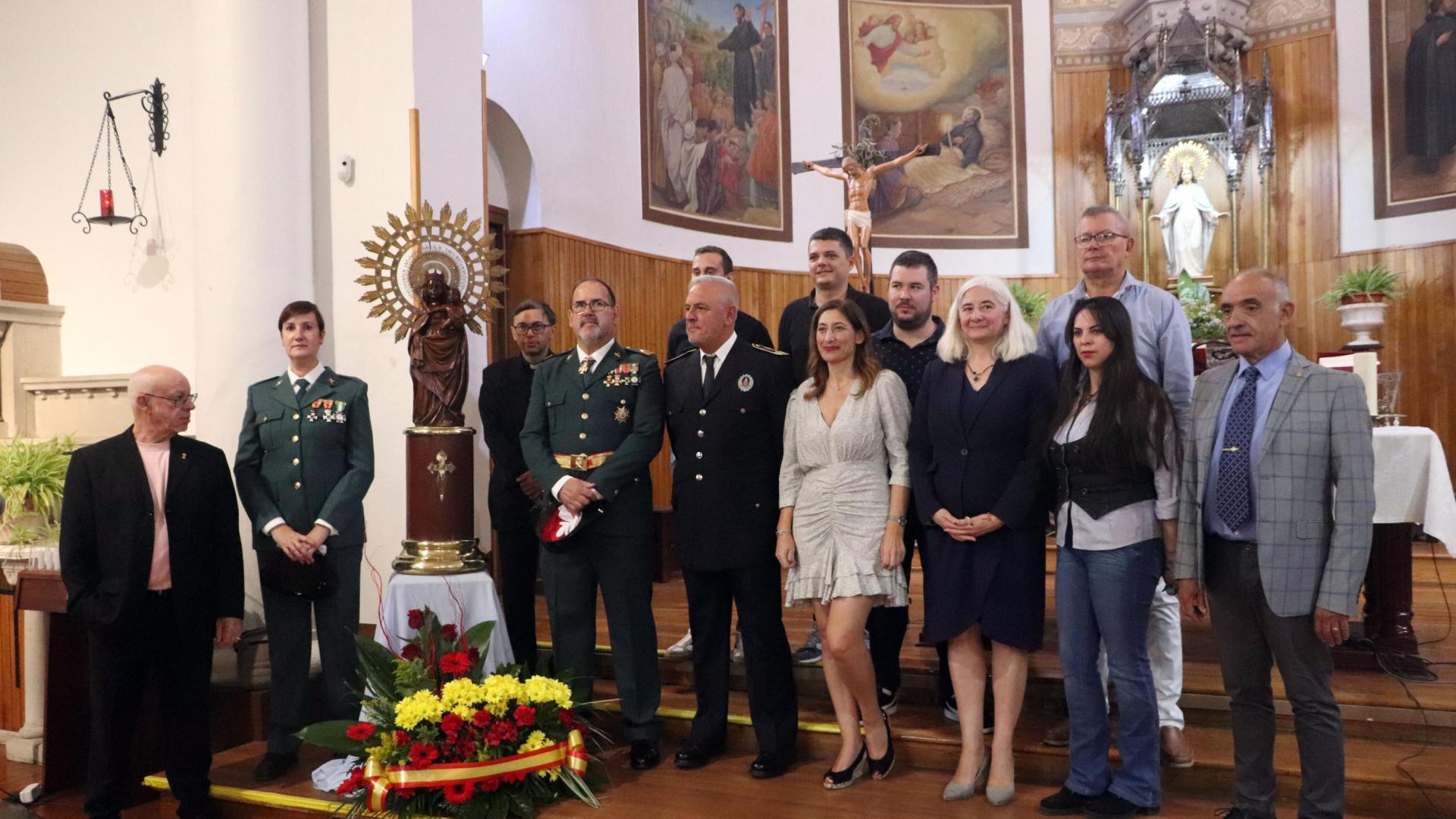 CASTEJÓN Los miembros del cuartel de la Guardia Civil de Castejón estuvieron ayer acompañados en la celebración de su fiesta por varios miembros del Ayuntamiento y de la Policía Municipal de la villa. En la imagen, algunos de los asistentes tras la misa celebrada en la iglesia.