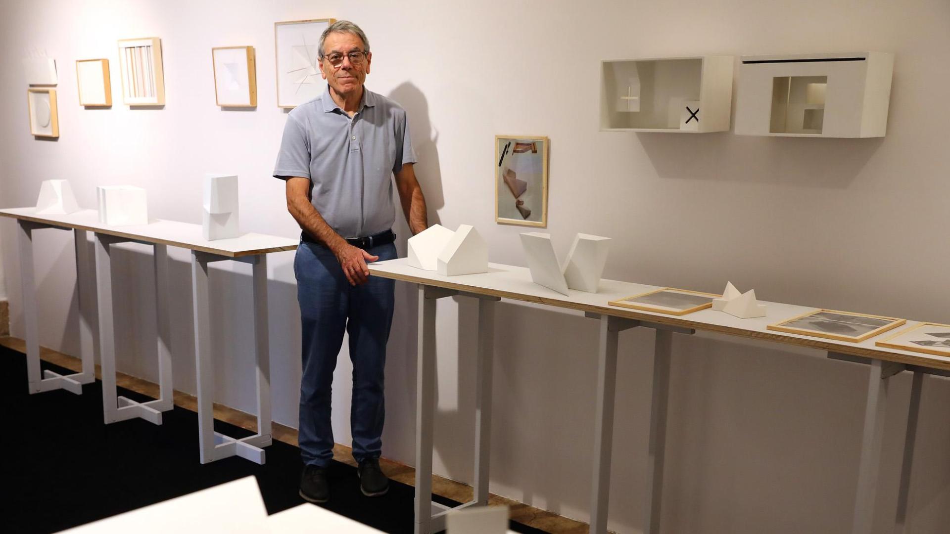 El artista Gerardo Armesto posa en la sala principal de La Puerta Gótica con algunas de las obras de su exposición