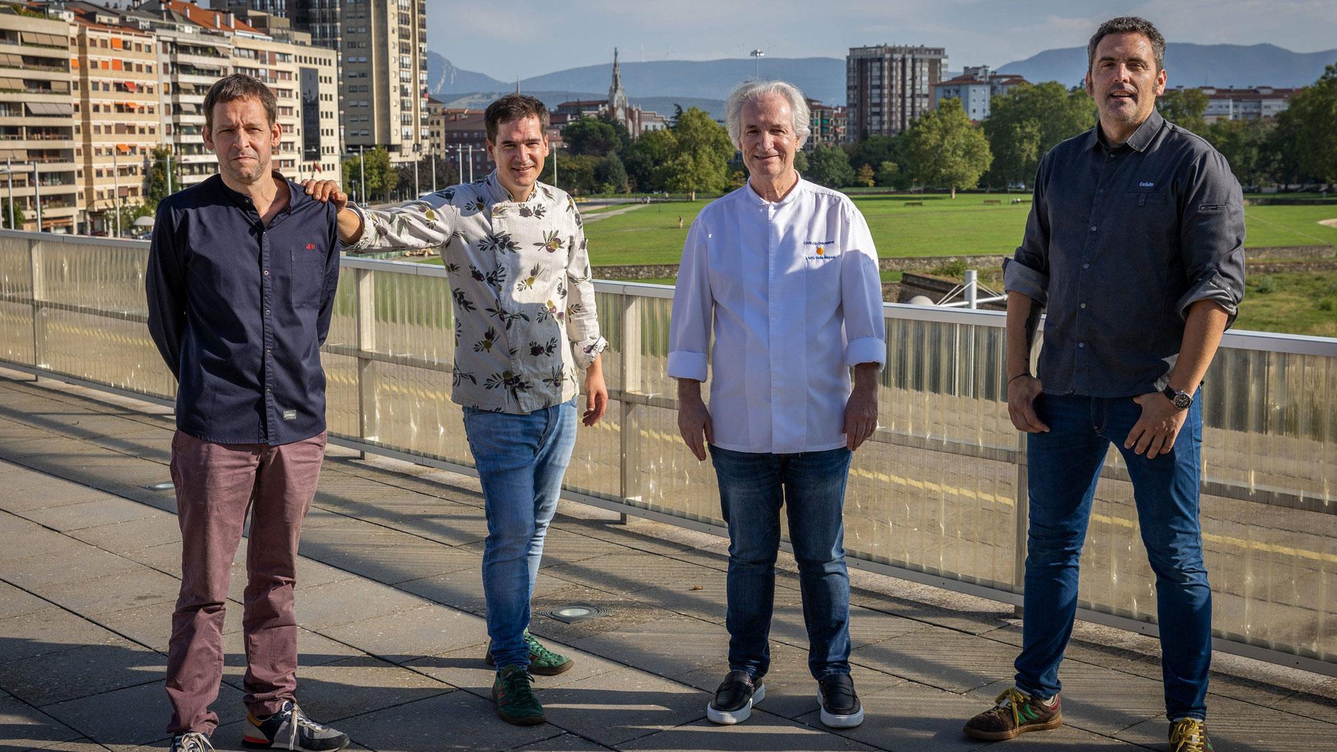 De izda a dcha, los chefs que prepararán la cena: Juan Flamarique (Le Petit Comité), Nacho Gómara (Verduarte), Carlos Oyarbide (Bistronómiko) y Enrique Martínez (Tres Reinas), en la terraza de Baluarte