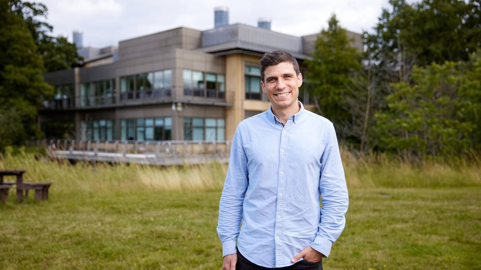 ñigo Martincorena Arróniz frente al Wellcome Sanger Institute, en Cambridge (Reino Unido).