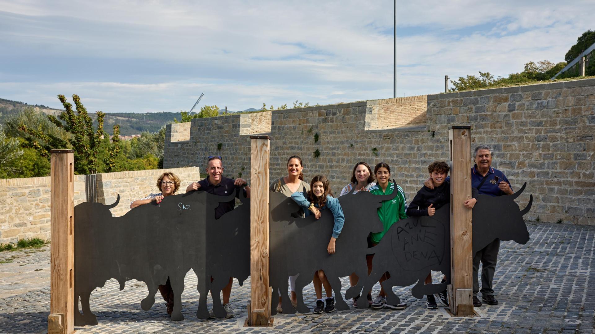 La familia González Sandino, de Madrid, en los corralillos de Santo Domingo, en Pamplona
