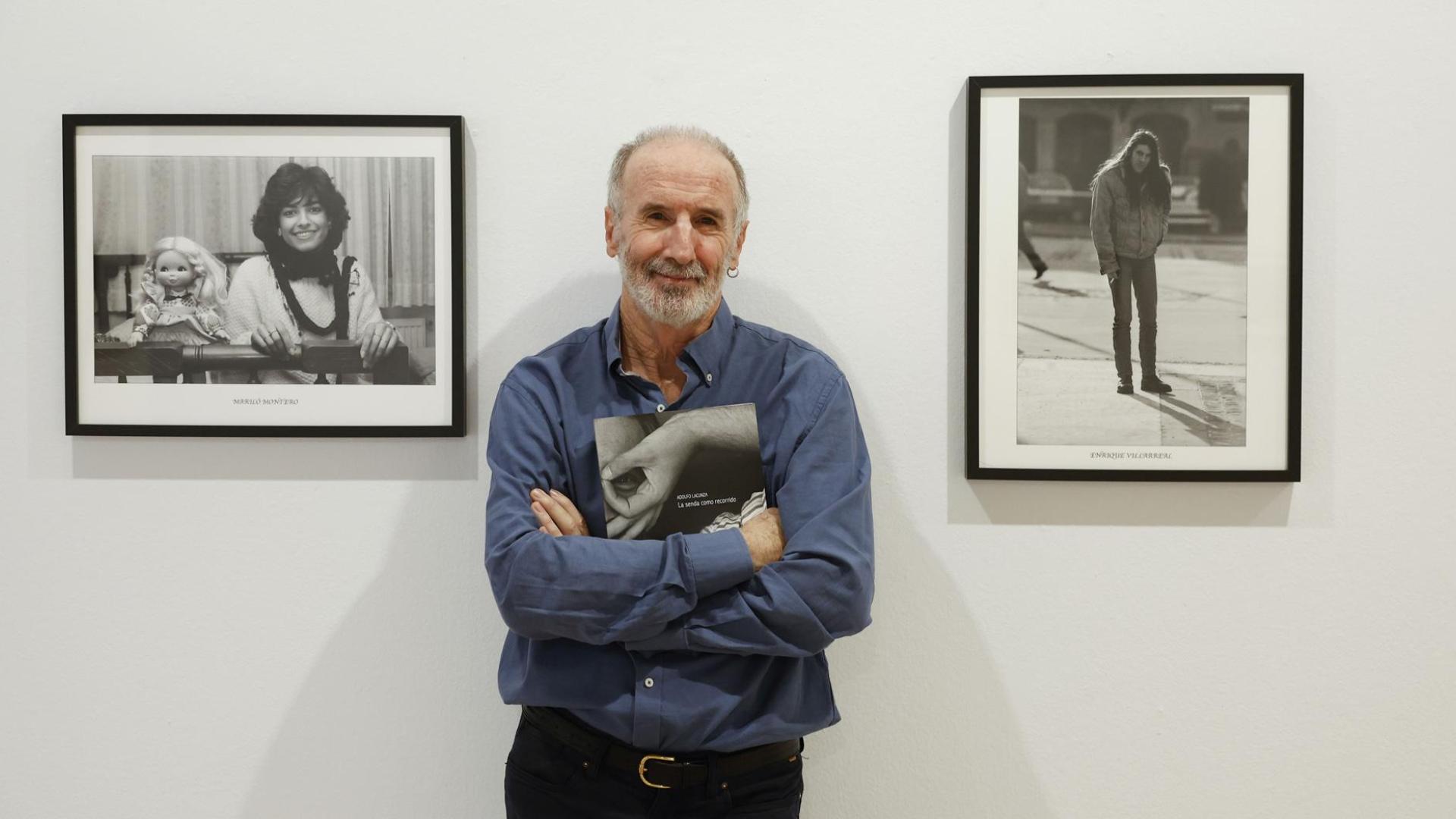 Adolfo Lacunza, posando junto a dos retratos
