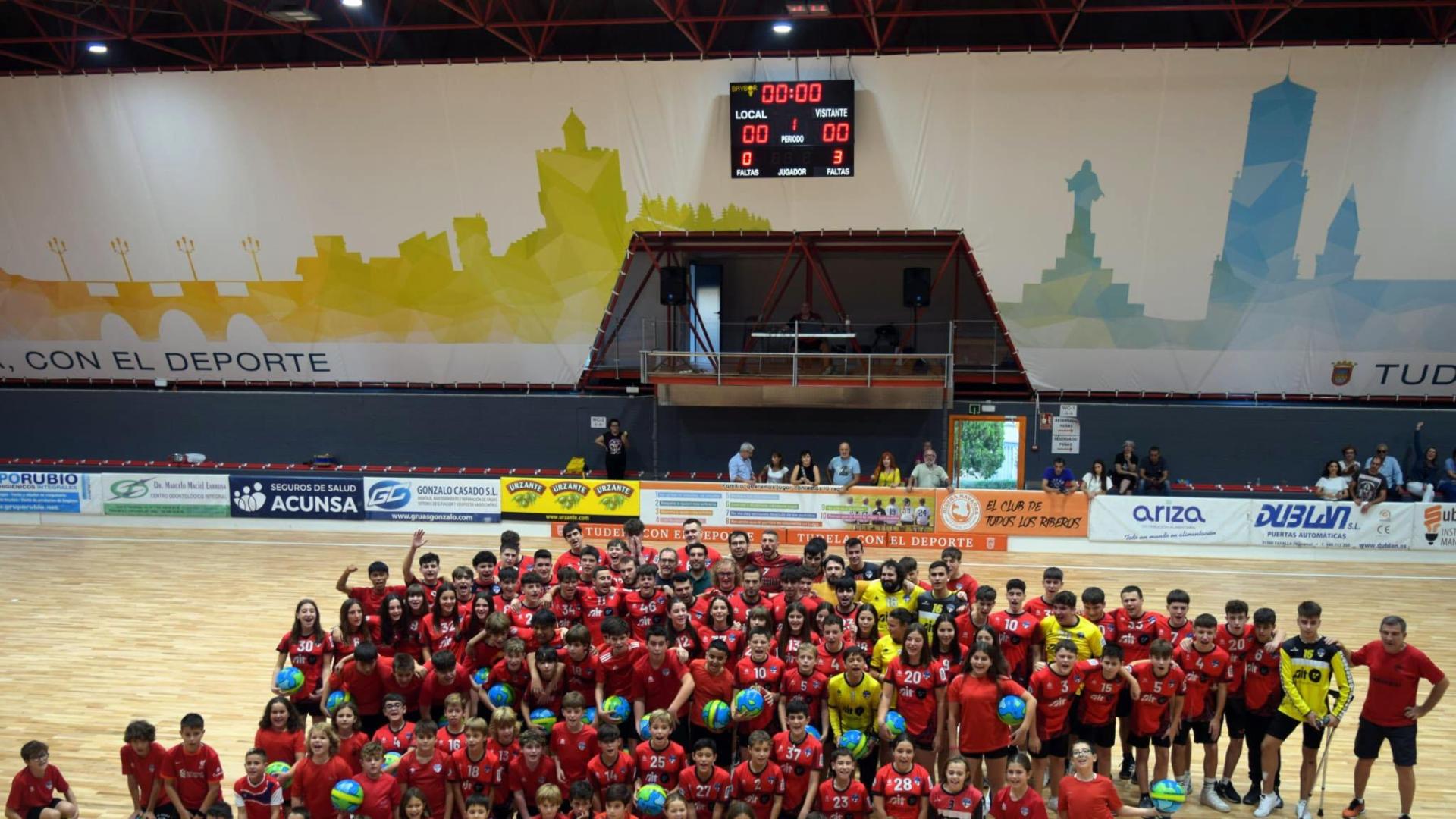 Imagen de los jugadores del Club Balonmano Bardenas sobre el parqué del pabellón Ciudad de Tudela