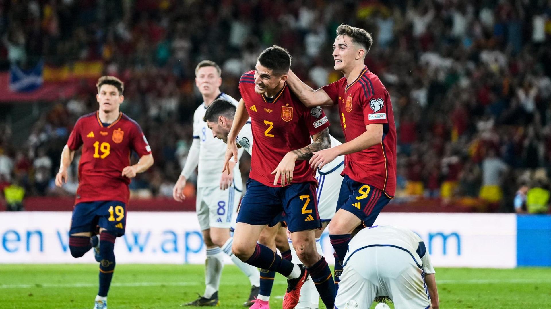 Gavi felicita a Sancet tras marcar en su debut con la selección