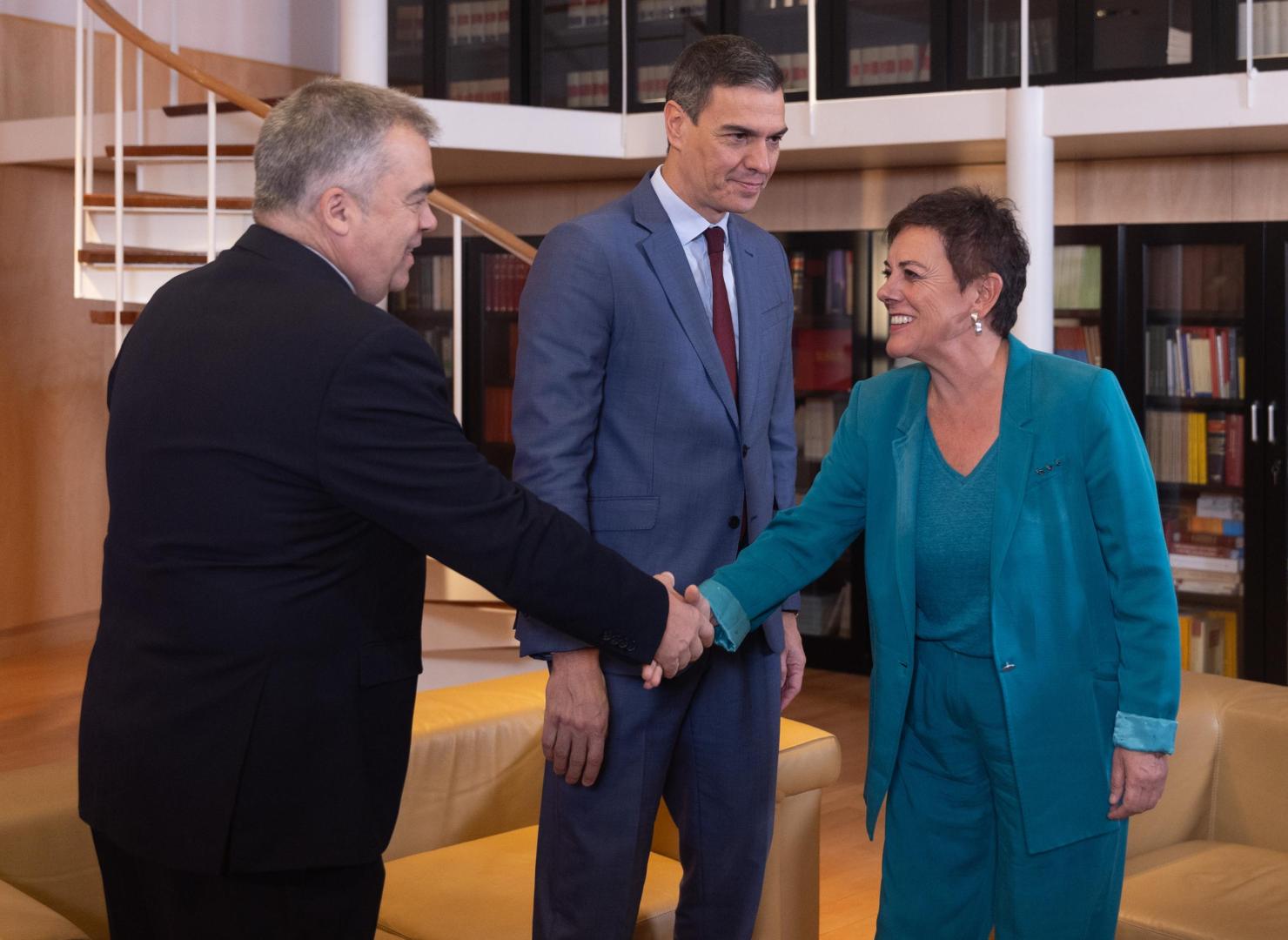 La portavoz de Bildu, Mertxe Aizpurua, saluda a Santos Cerdán después de hacer lo mismo con Pedro Sánchez