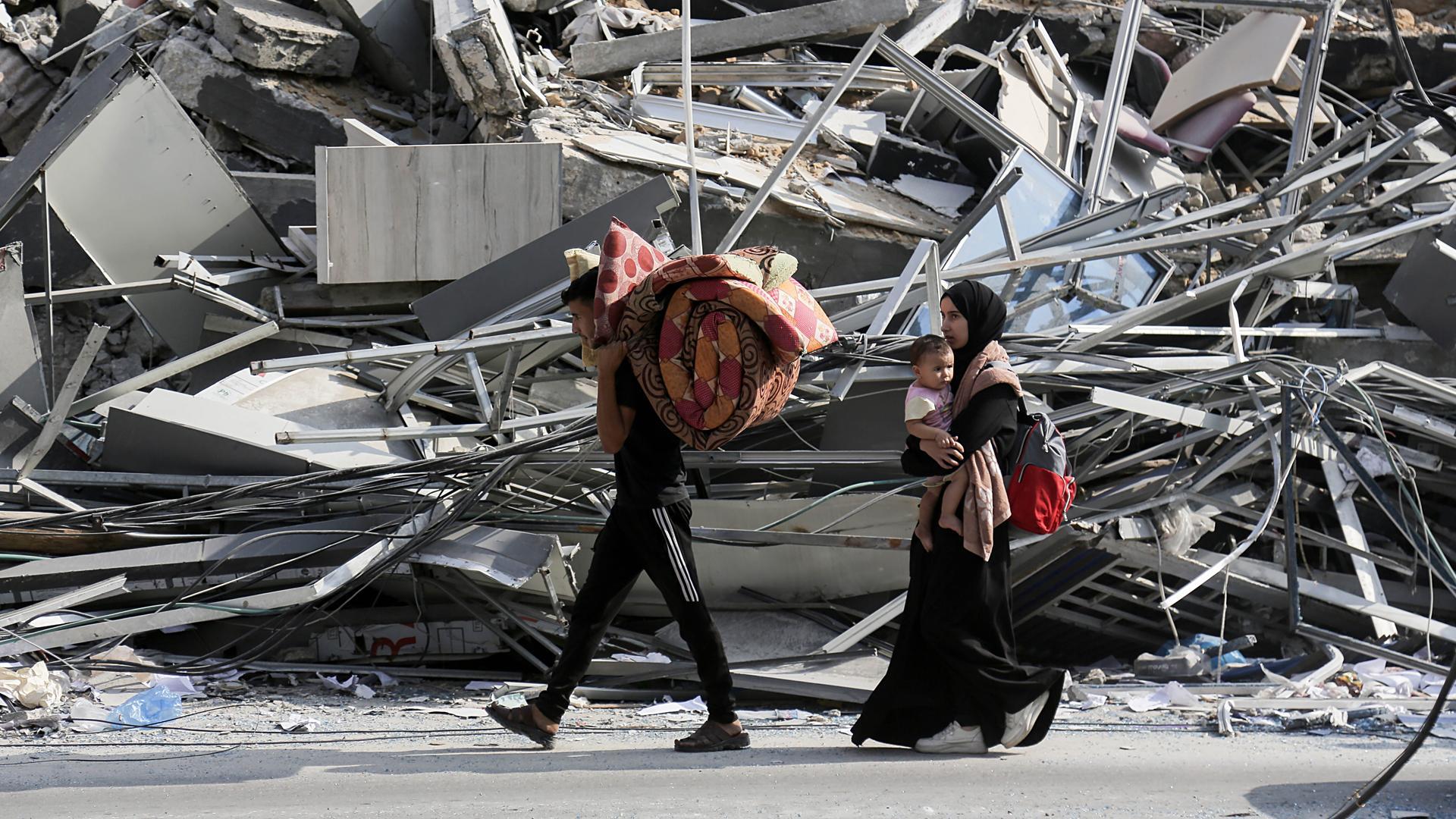 Palestinos desplazándose al sur de Gaza