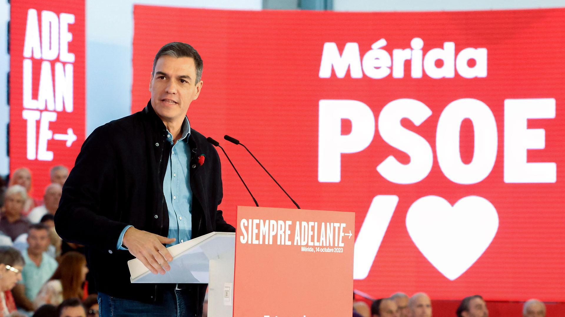 El secretario general del PSOE y presidente del Gobierno en funciones, Pedro Sánchez, interviene este sábado en un acto político del PSOE de Extremadura en Mérida